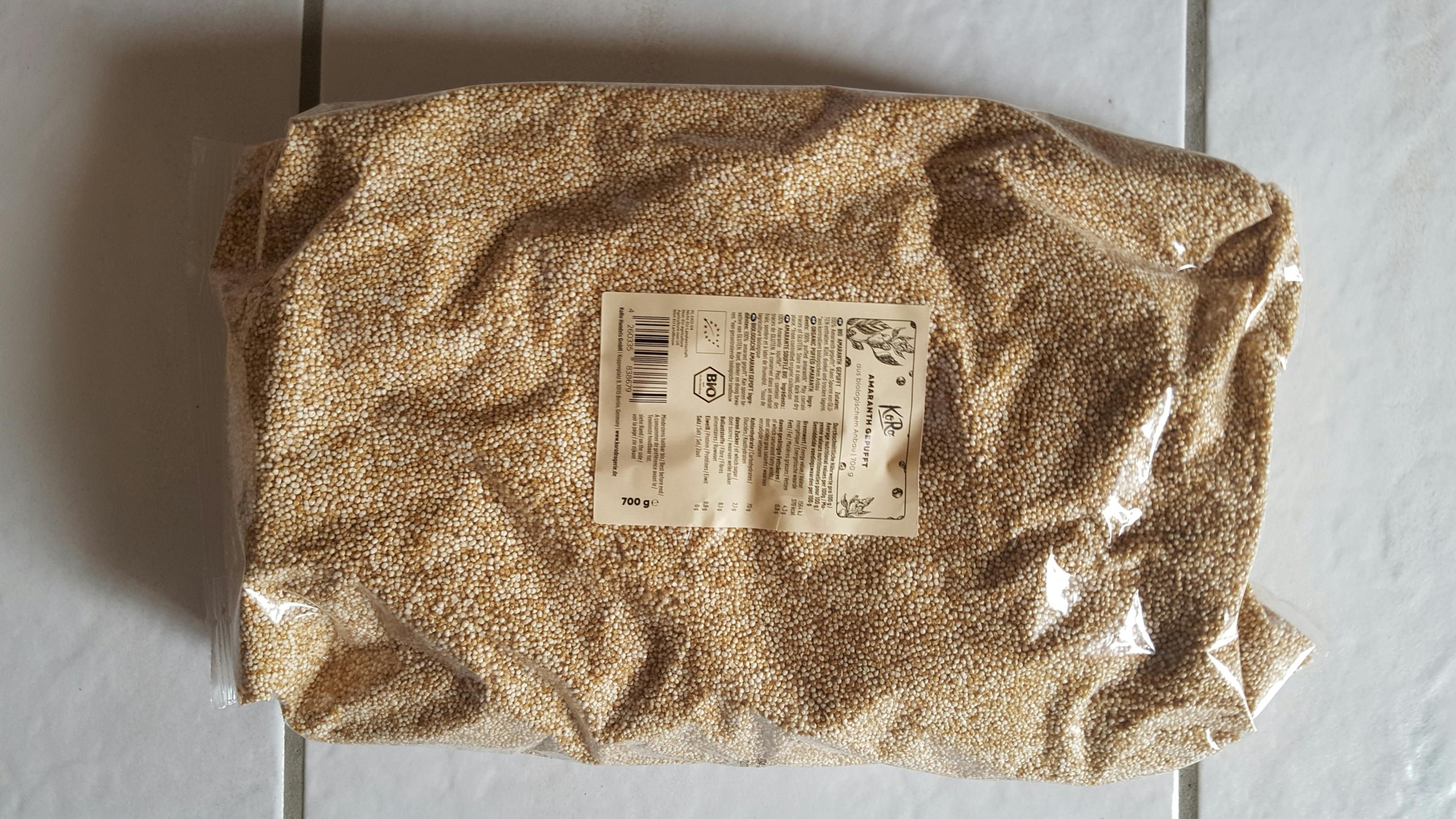 un gros tas de graines de quinoa dans un sac