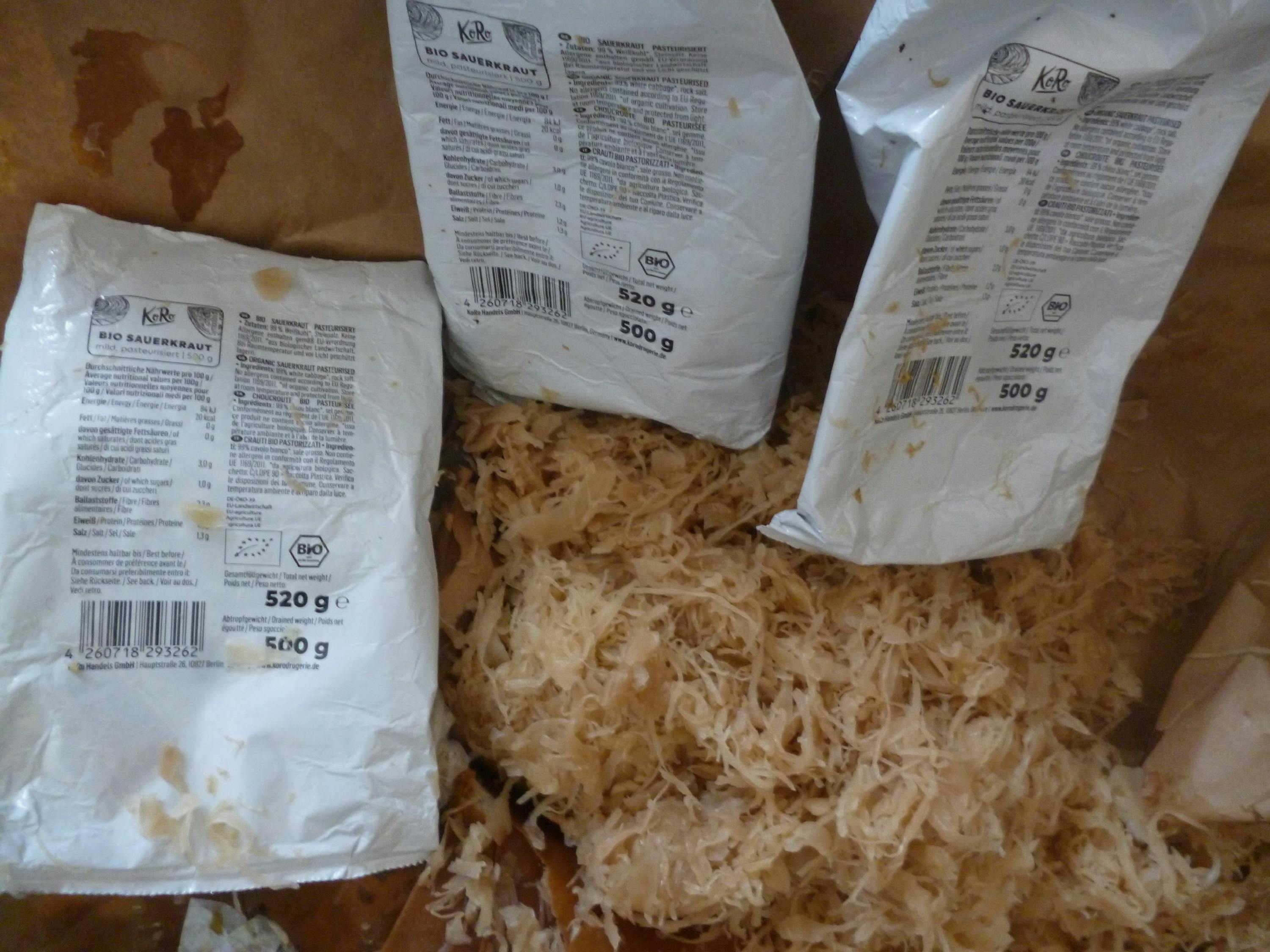 trois sacs de sauerkraut sont posés sur un tas de sauerkraut