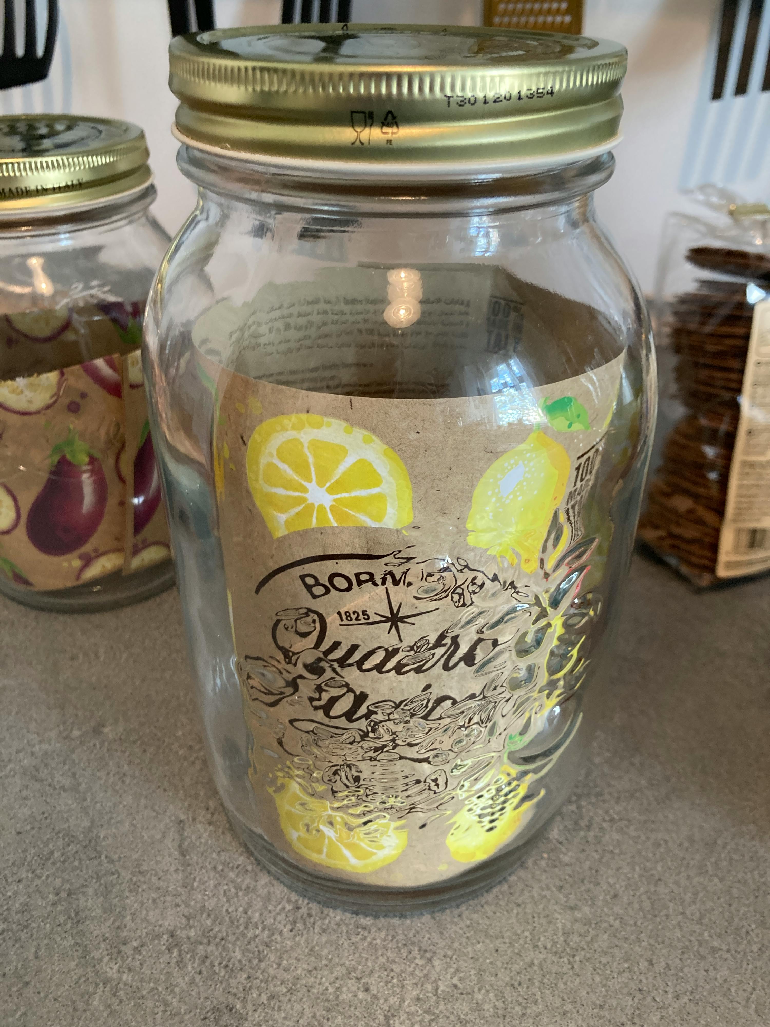 ein Glasgefäß mit einem Etikett , das sagt " bormioli " darauf