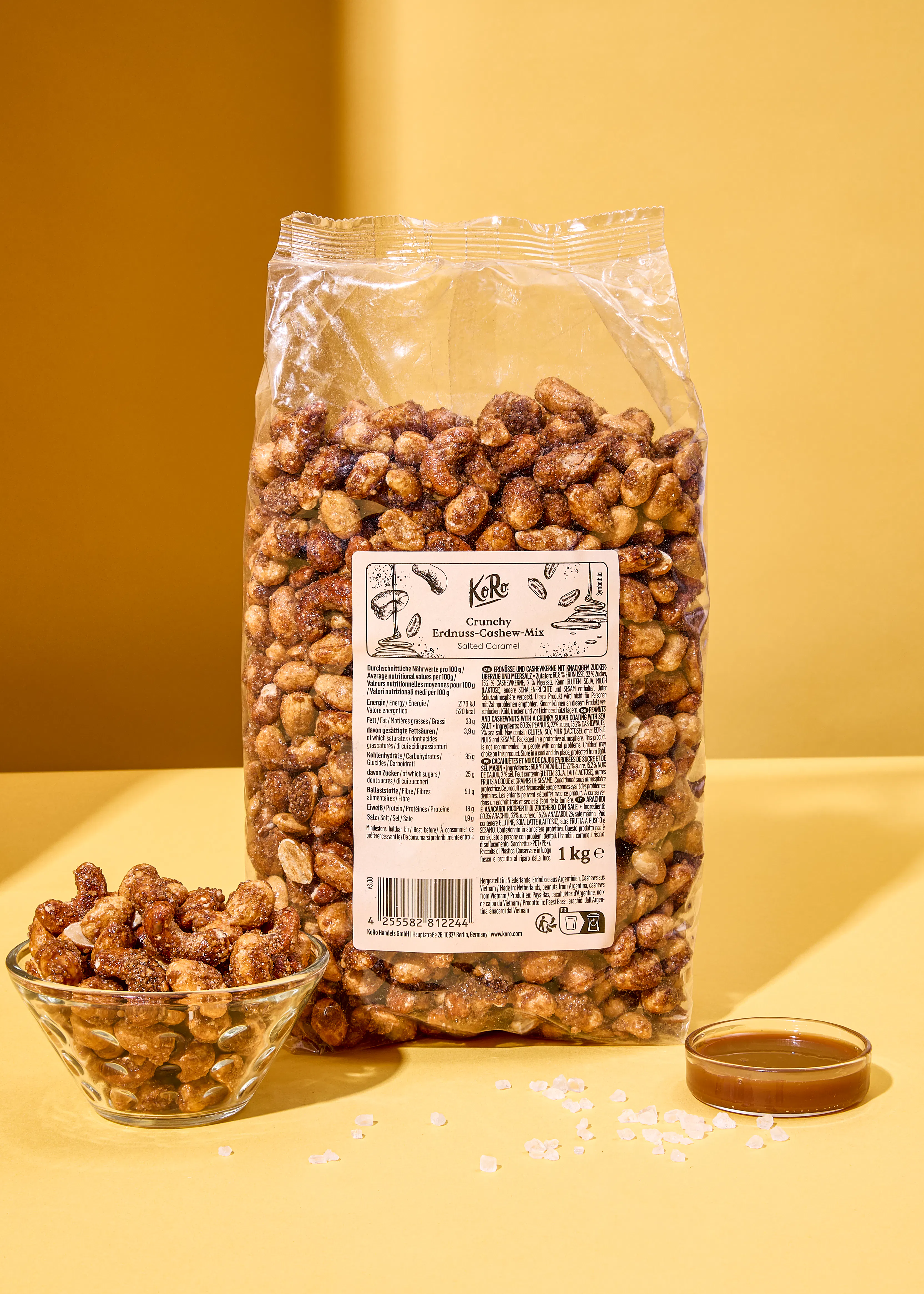 un sac de cacahuètes enrobées de caramel est assis à côté d' un bol de cacahuètes enrobées de caramel