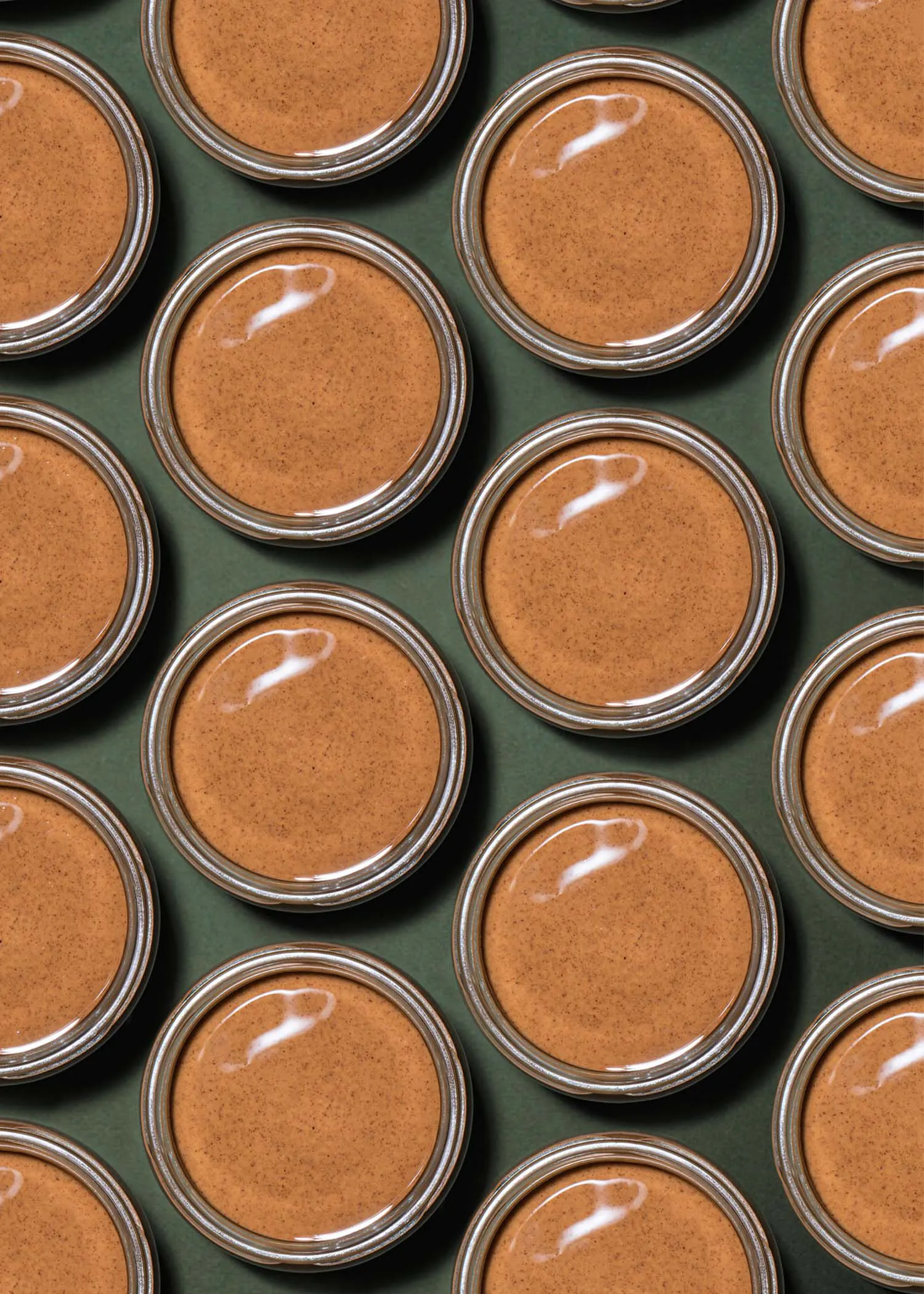 un groupe de bols remplis de sauce sont disposés en cercle sur une surface verte