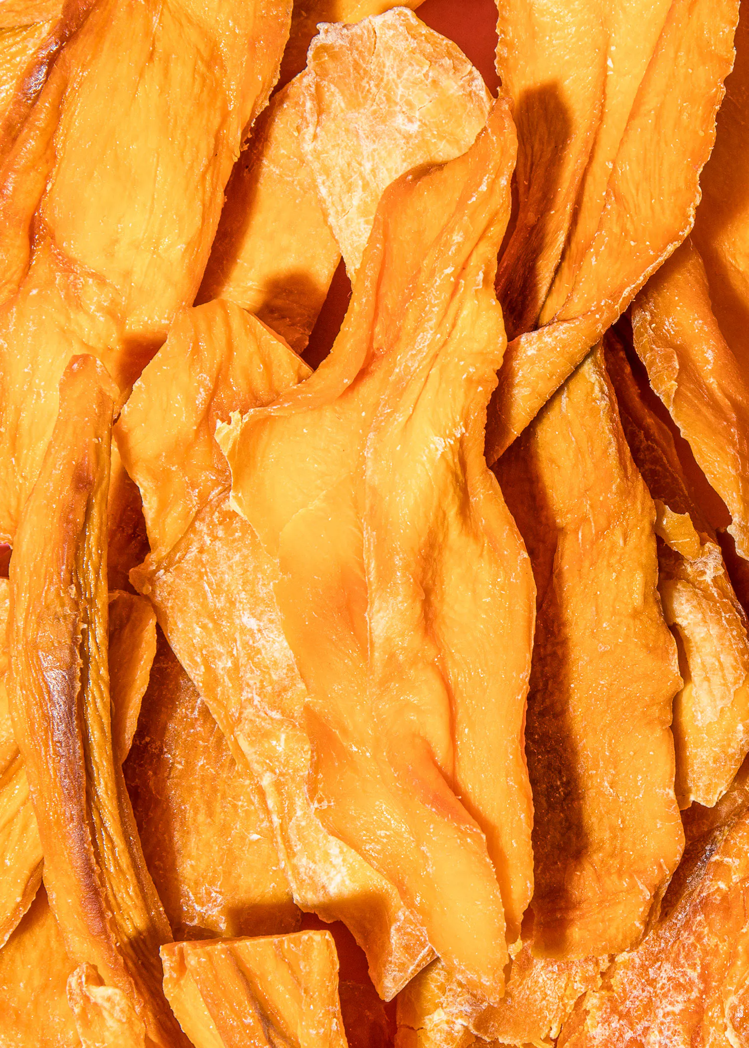 un gros plan d' une pile de frites orange