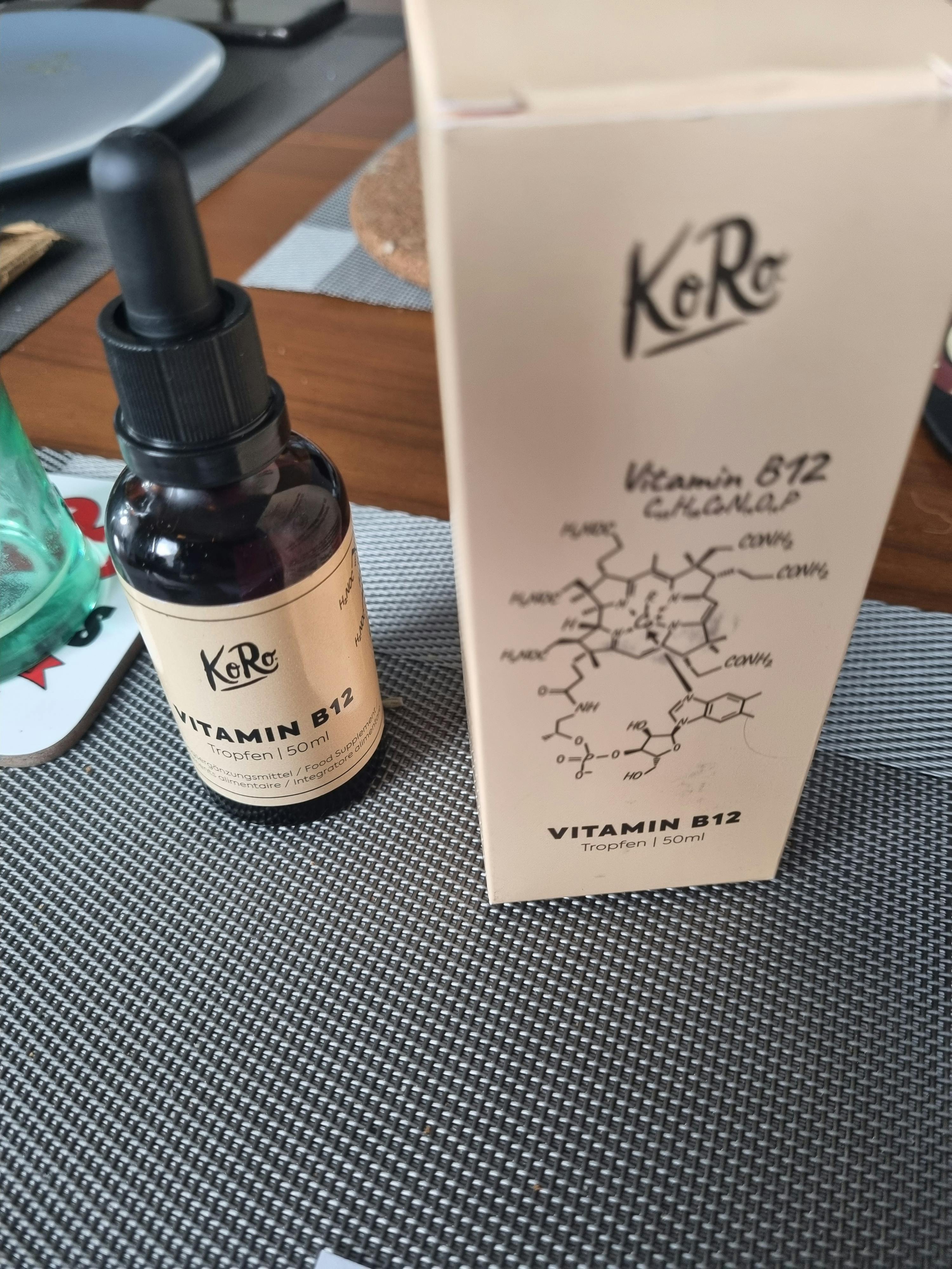 une bouteille de vitamine b12 est assise sur une table à côté d' une boîte