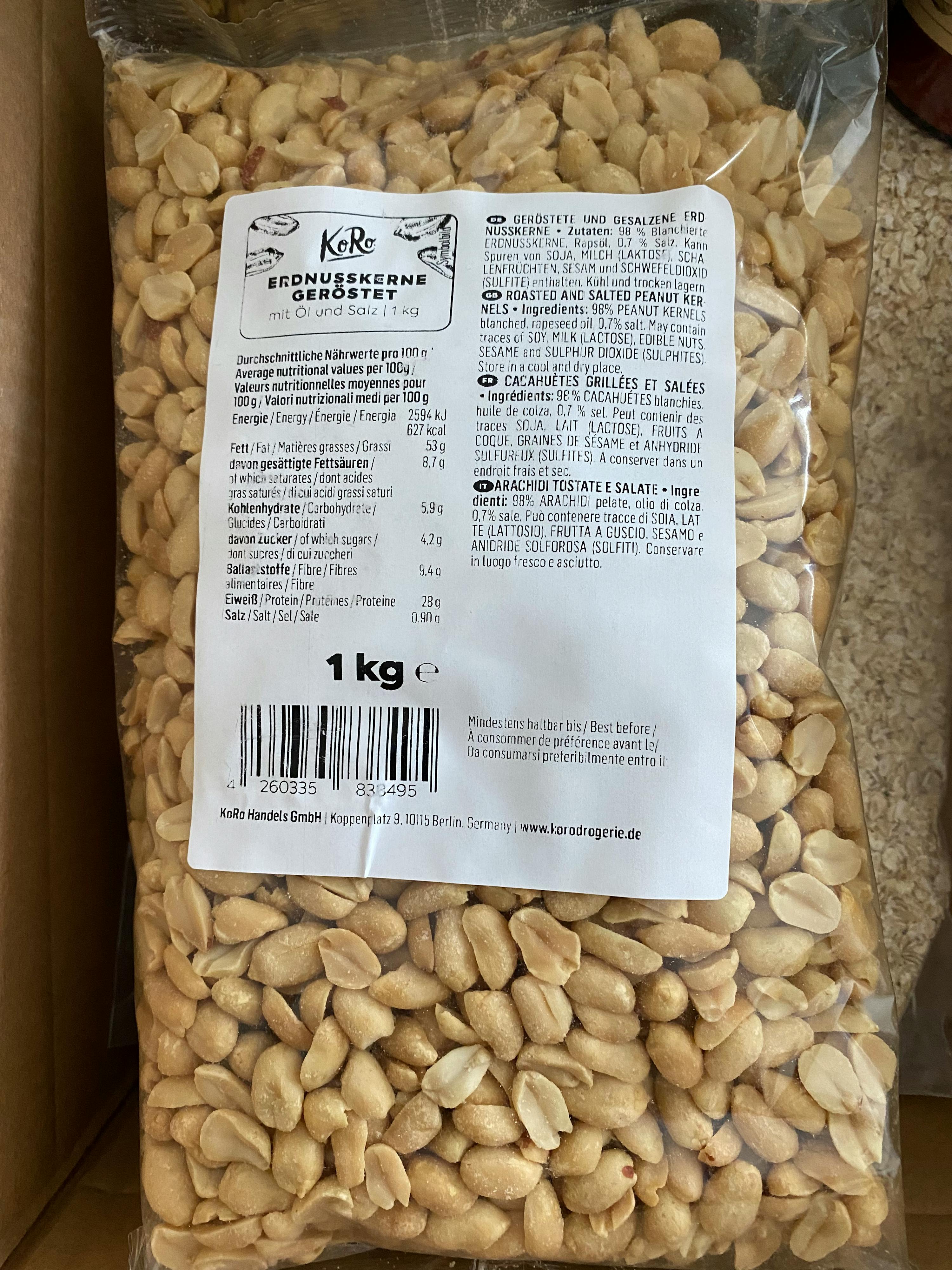 un sacchetto di arachidi con un etichetta che dice 1 kg