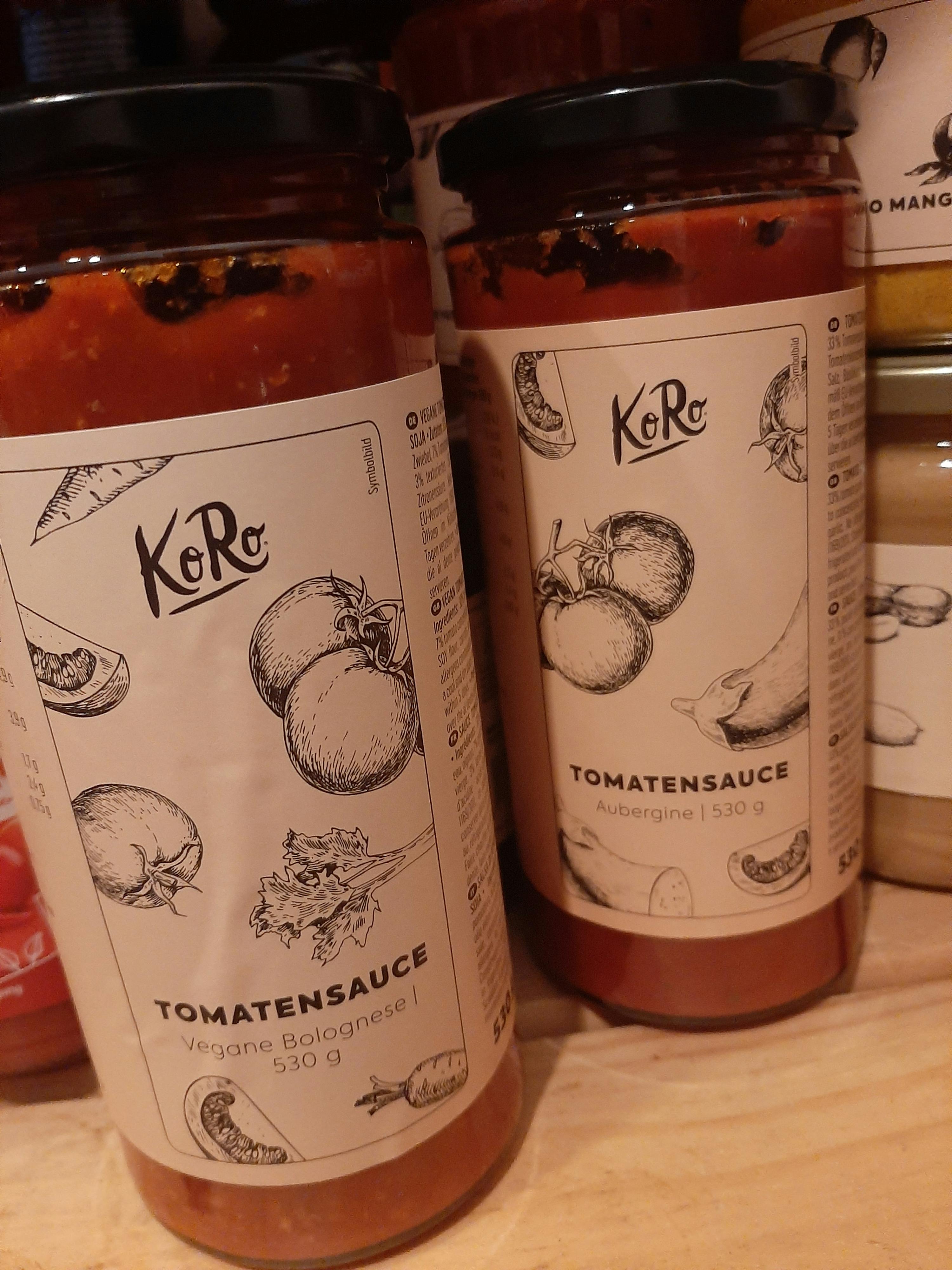 zwei Flaschen Tomatensauce stehen nebeneinander