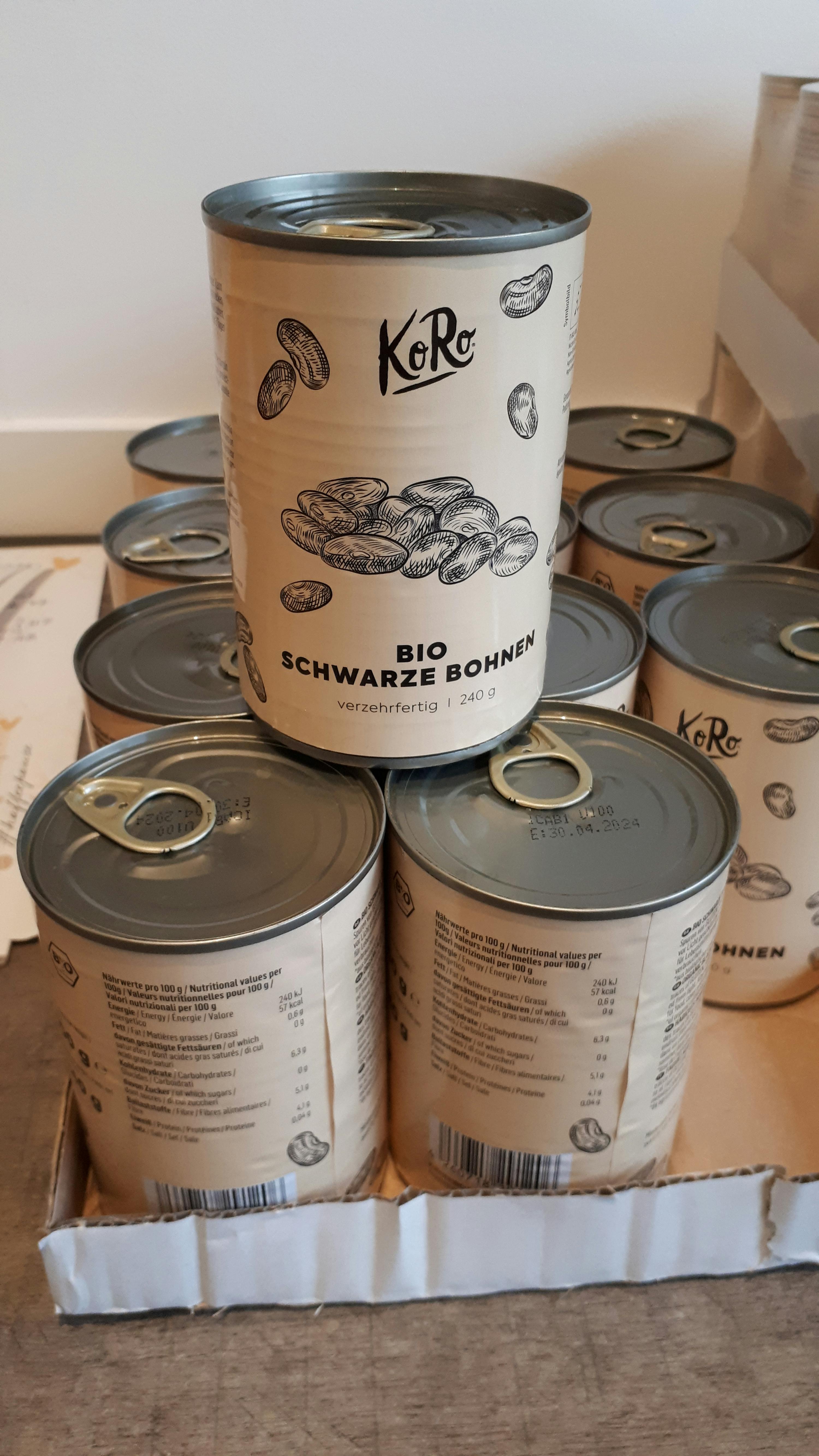 un mucchio di lattine di fagioli neri bio