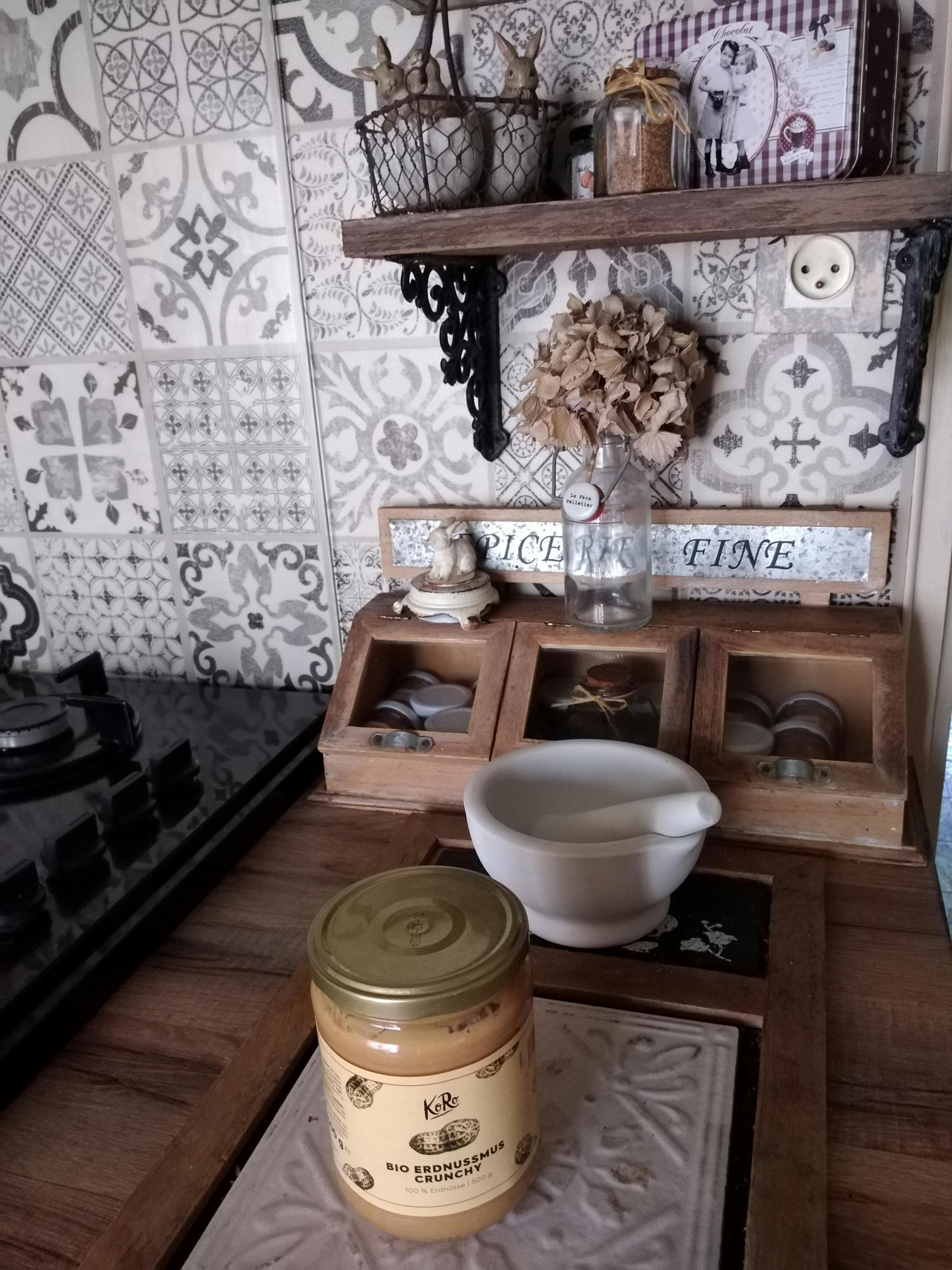 ein Glas bio Erdnussmus steht auf einem Tisch