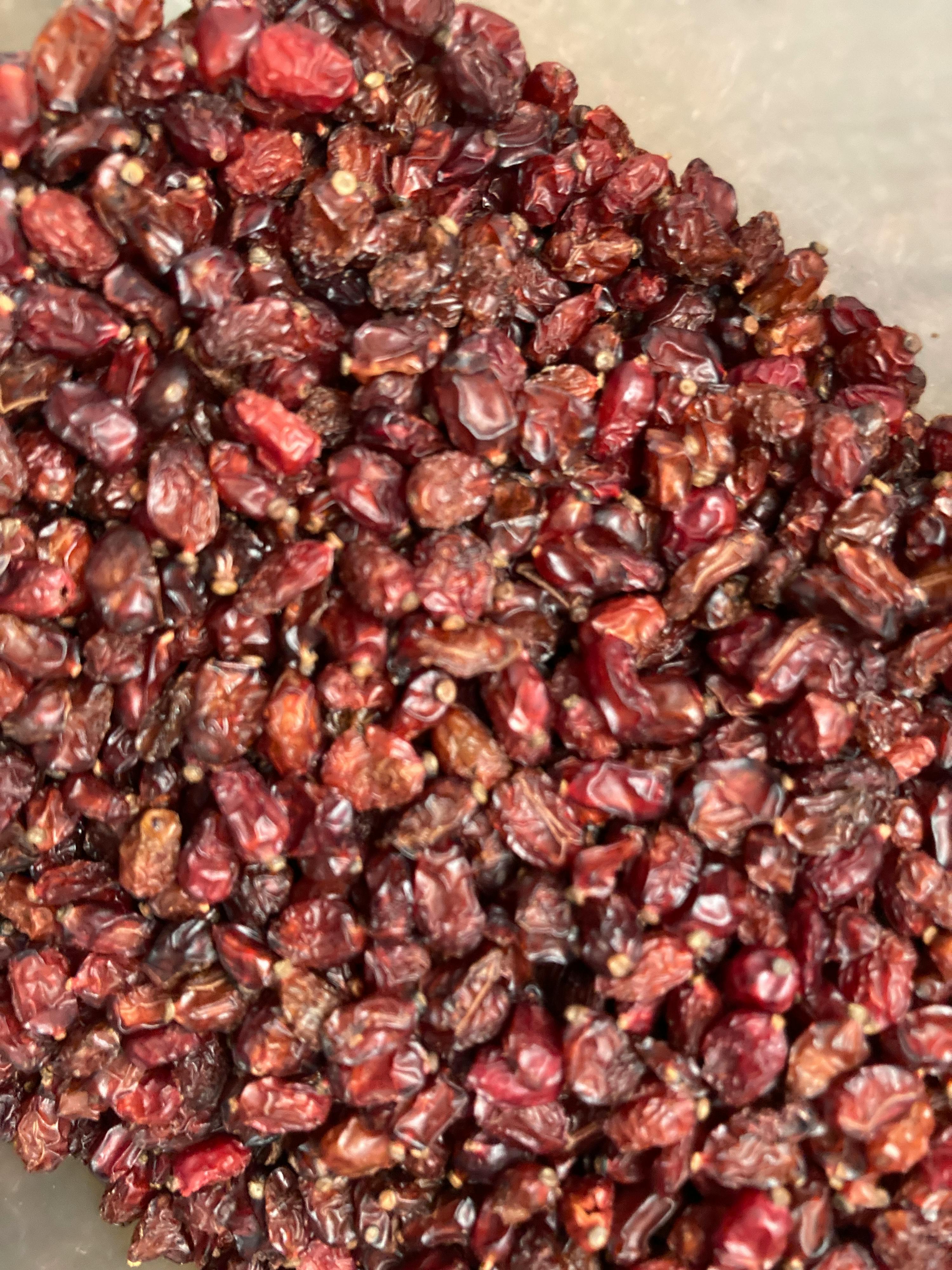 un mucchio di mirtilli secchi in un contenitore