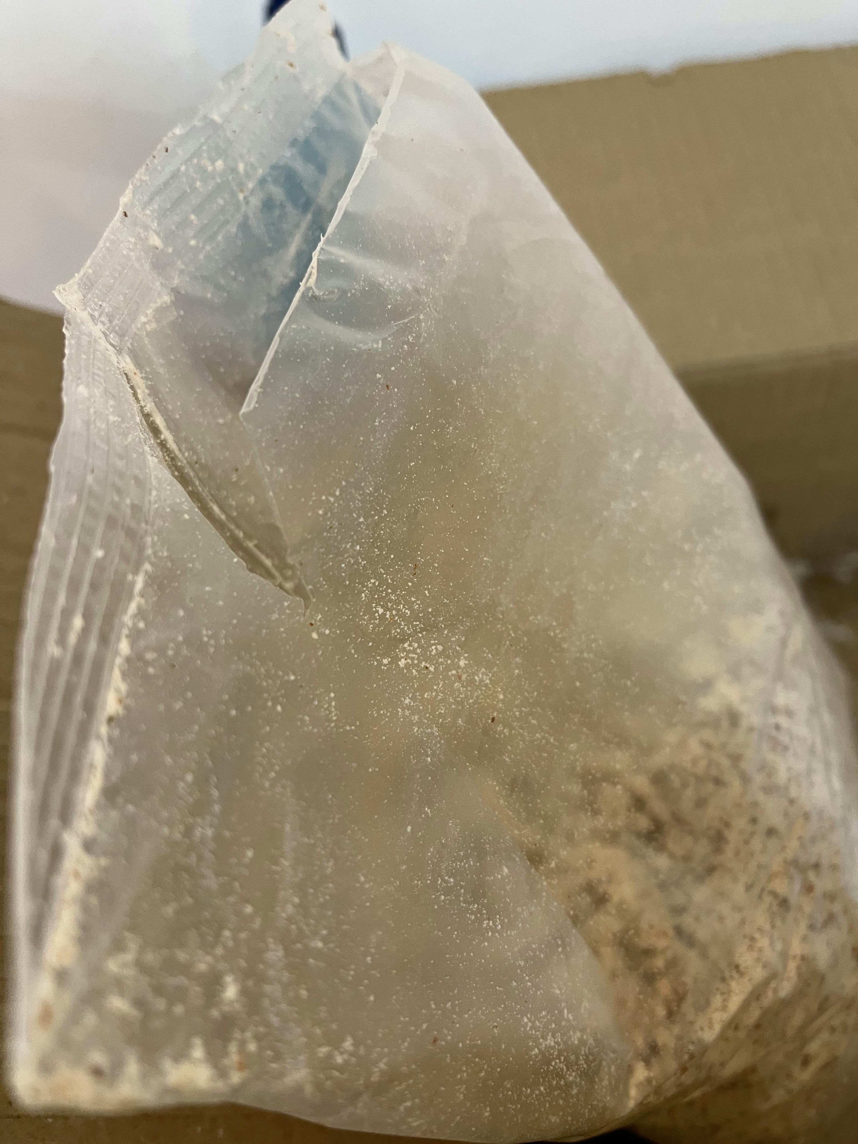 eine Nahaufnahme einer Plastiktüte mit etwas Pulver darin