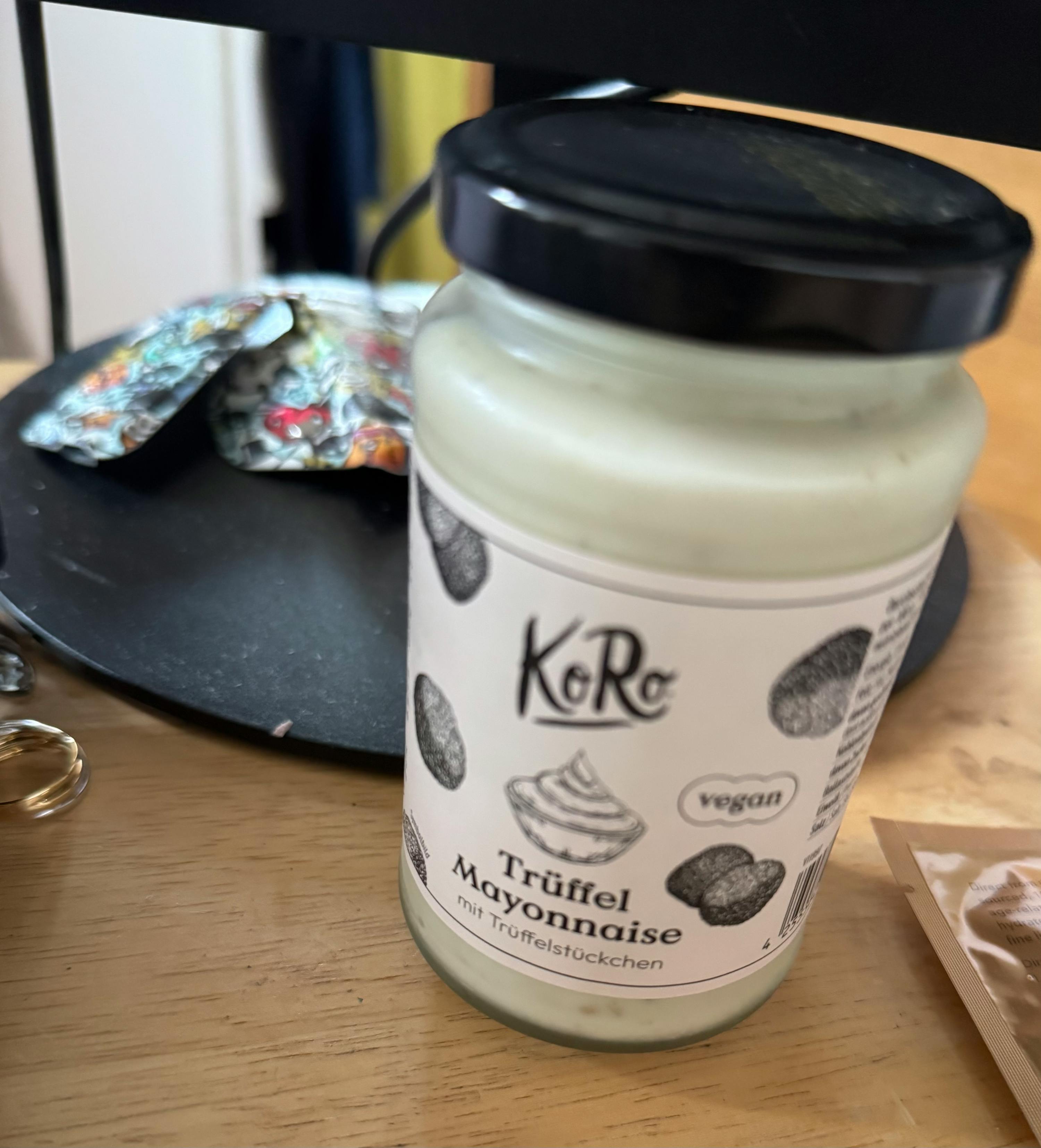 un bocal de mayonnaise à la truffe est posé sur une table en bois