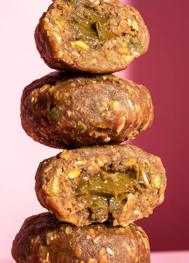 quatre biscuits empilés les uns sur les autres avec une bouchée visible