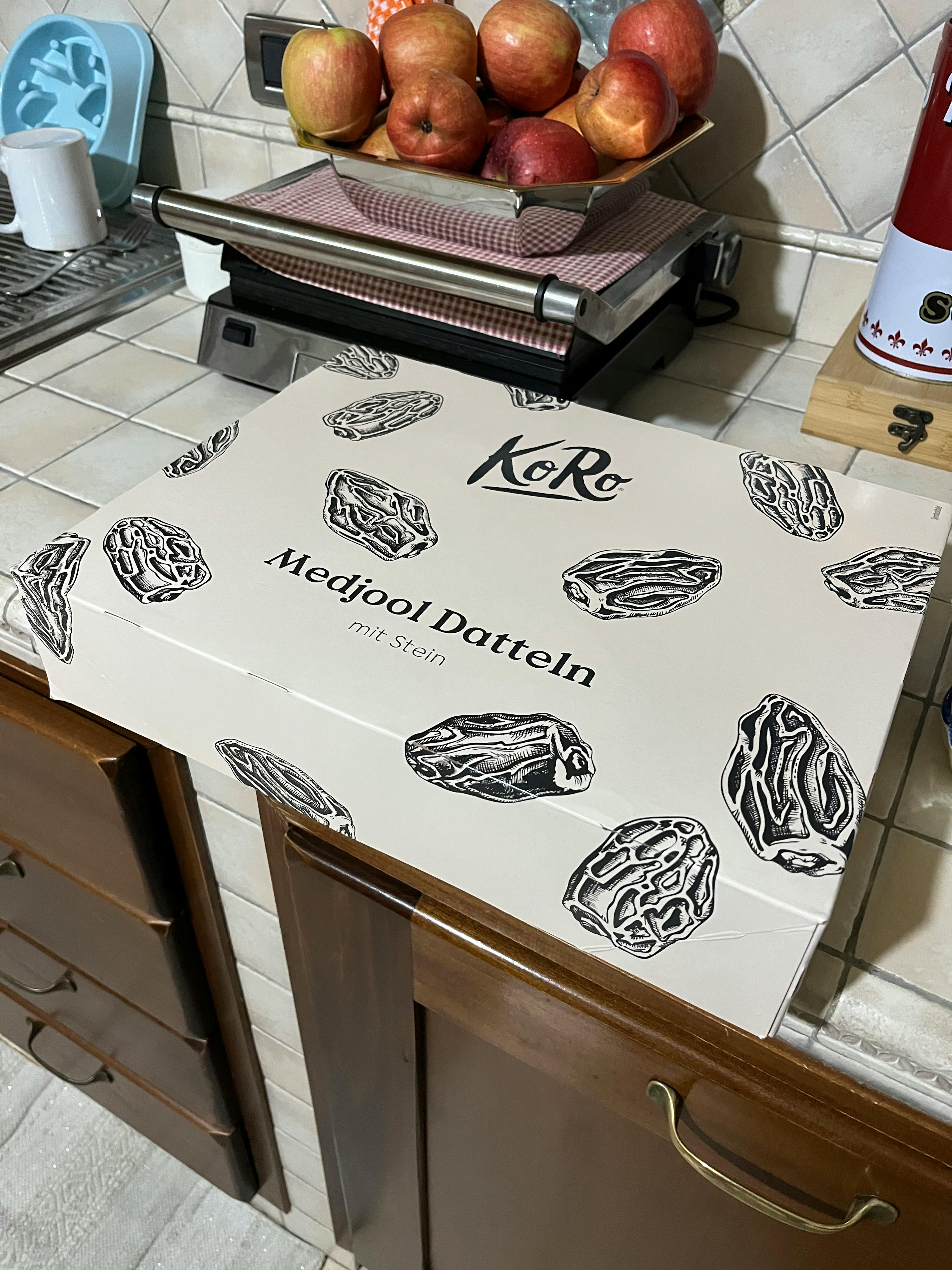 una scatola di medjool datteln è seduta su un tavolo