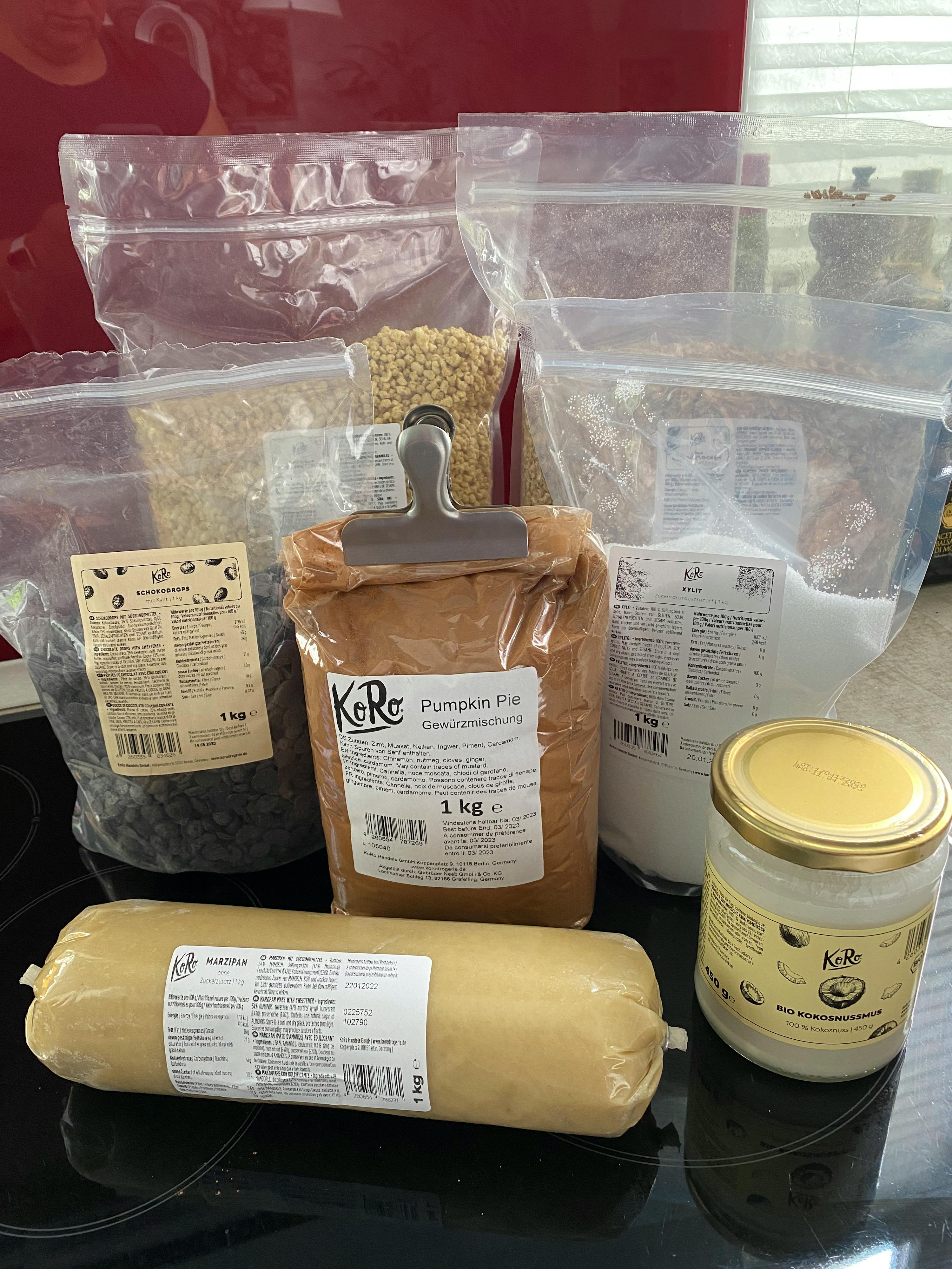 un sacchetto di farina di zucca è seduto accanto a un altro sacchetto di farina di zucca