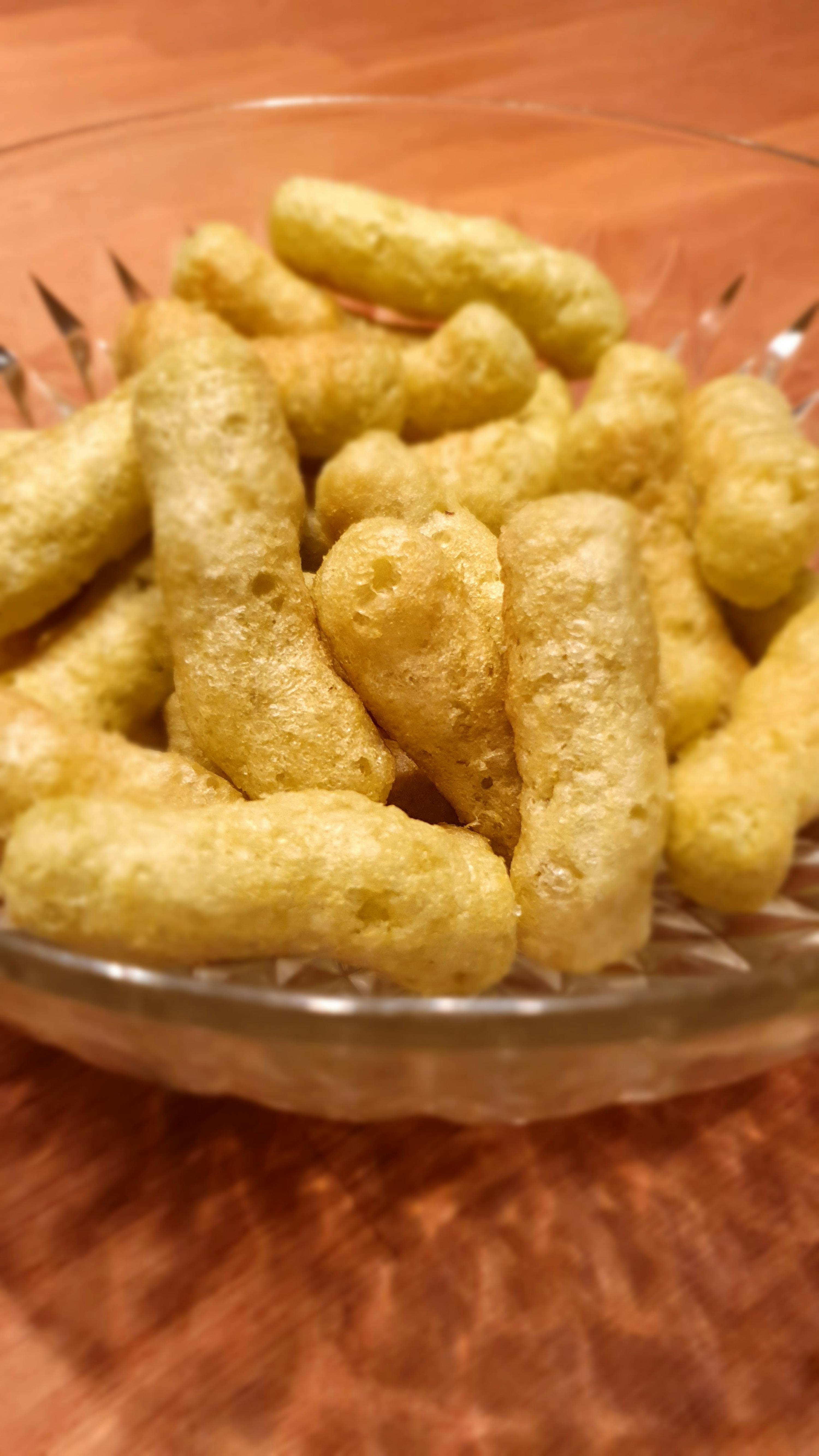 eine Nahaufnahme einer Glasschale mit einem Haufen Kartoffelpuffer