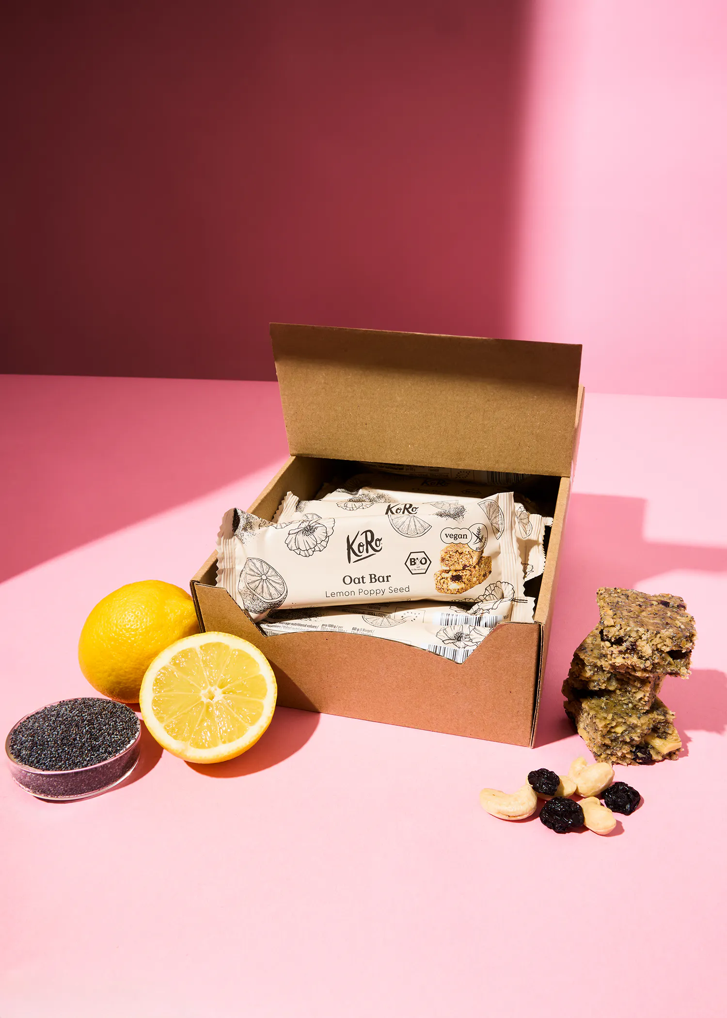 eine Schachtel Kekse steht auf einem rosa Hintergrund