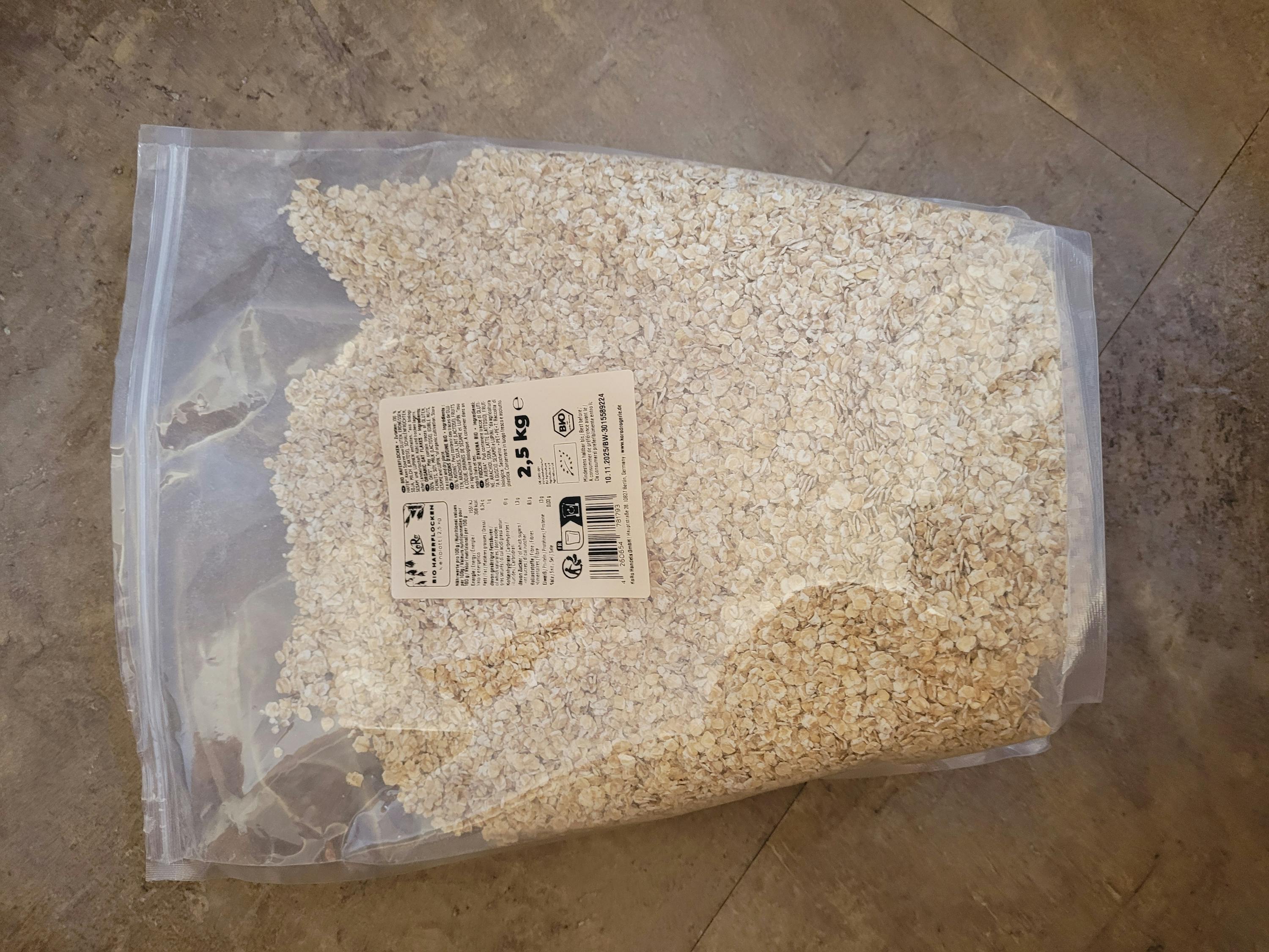 a bag of oats has a label that says 2.5 kg