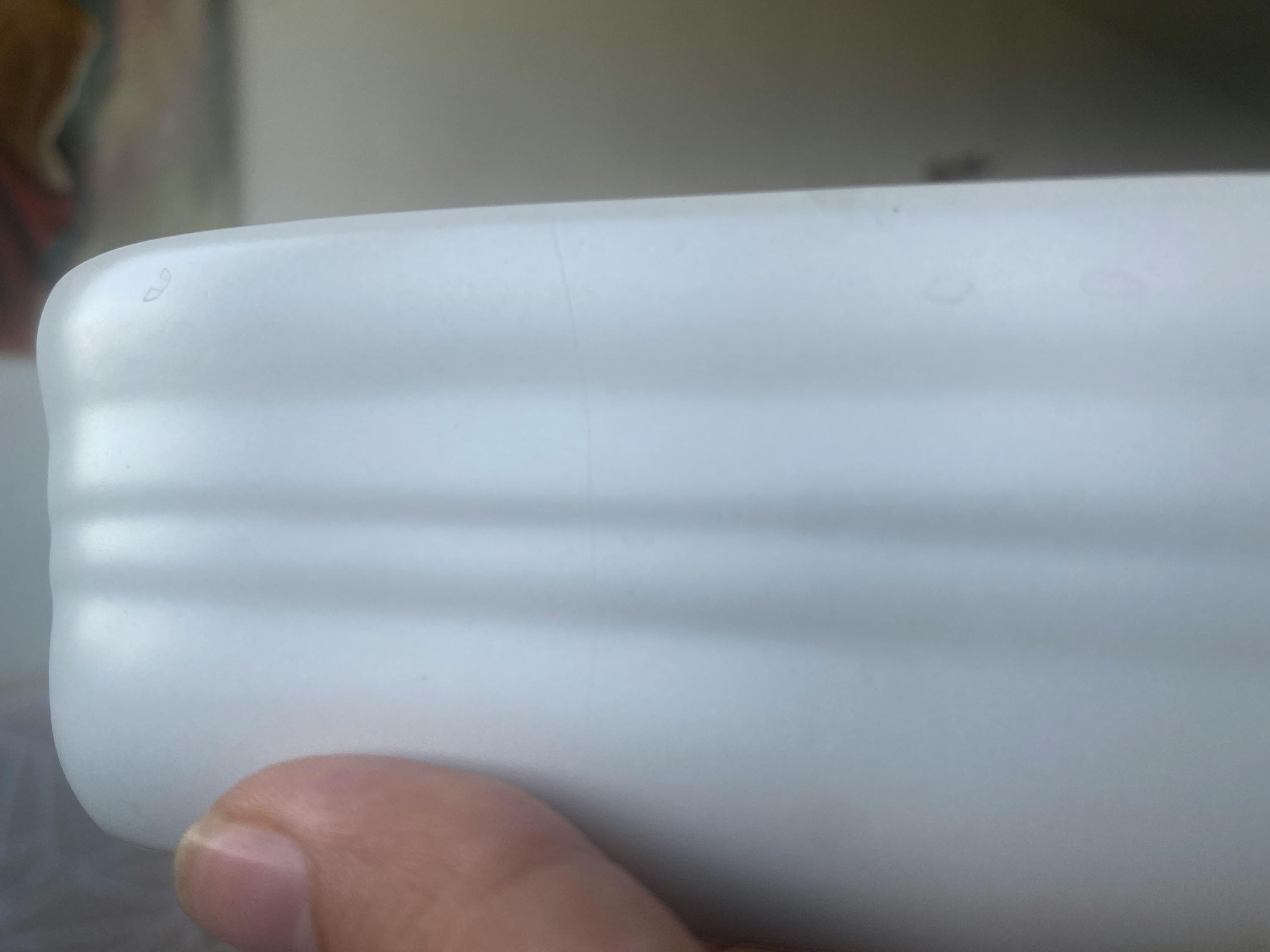 un gros plan d' une personne tenant une bouteille en plastique blanche