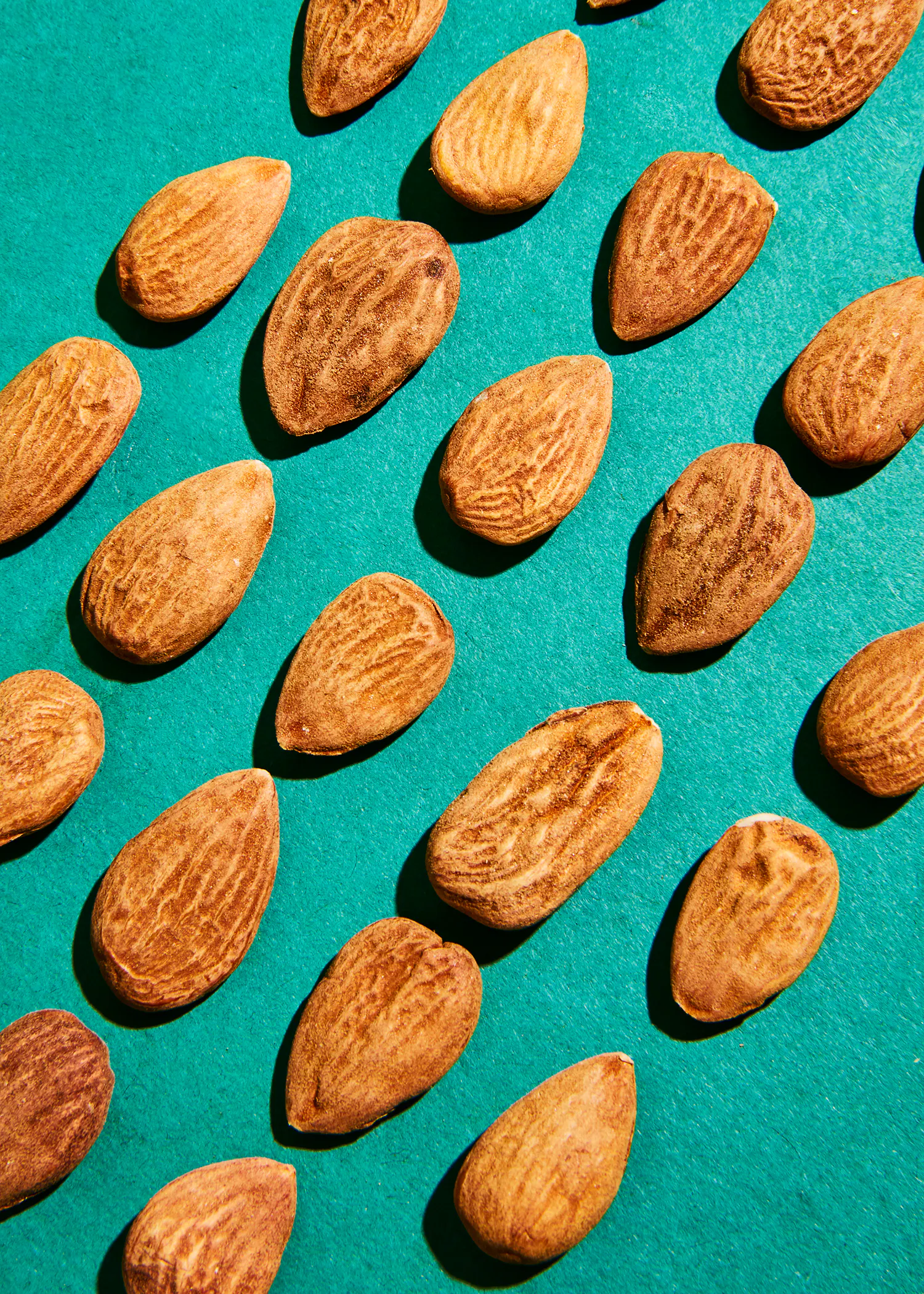 un motif de noix d' amande sur fond vert