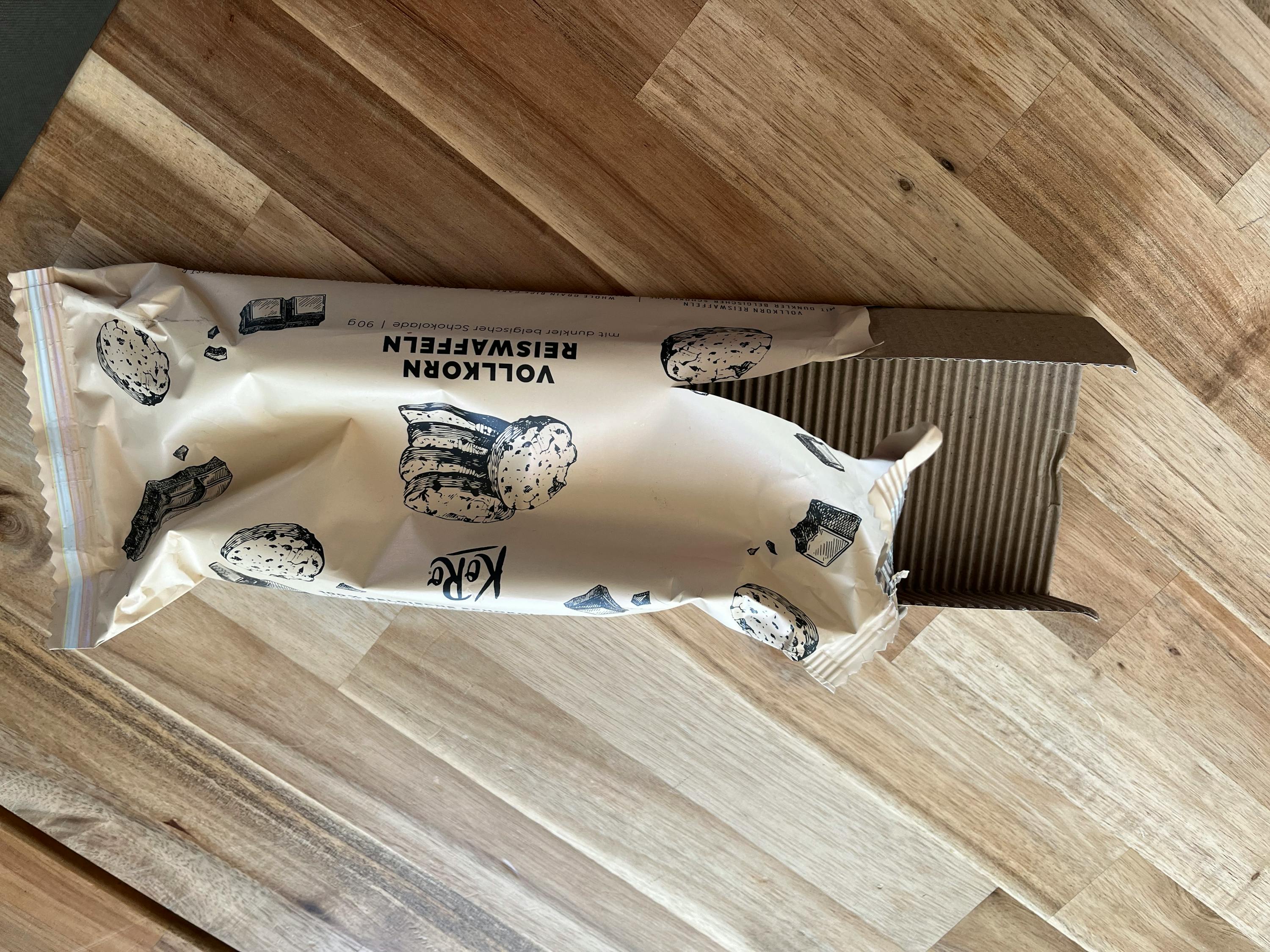 eine Tüte vollkornreiswaffeln auf einem Holztisch