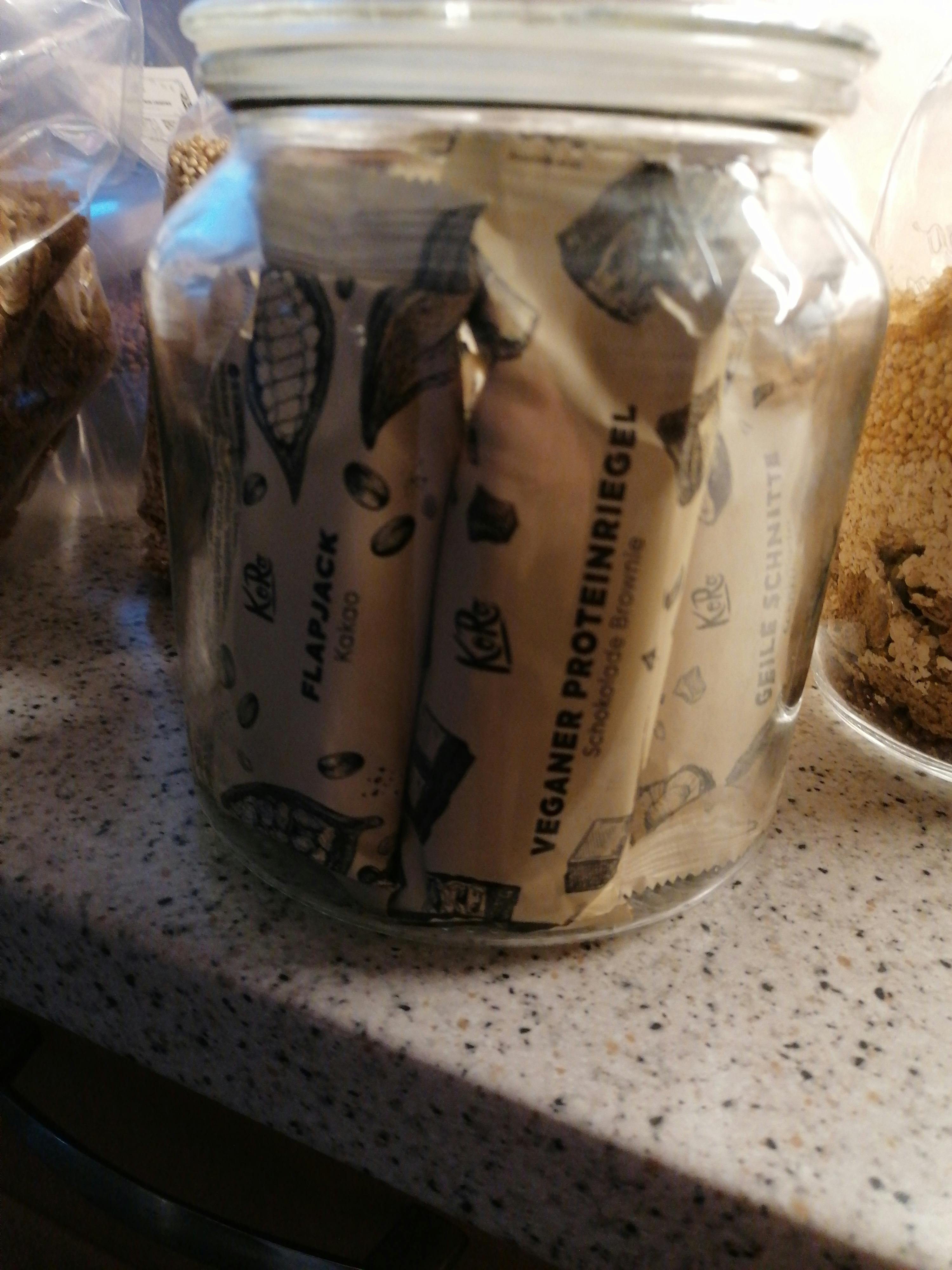 un bocal en verre rempli de barres de protéines