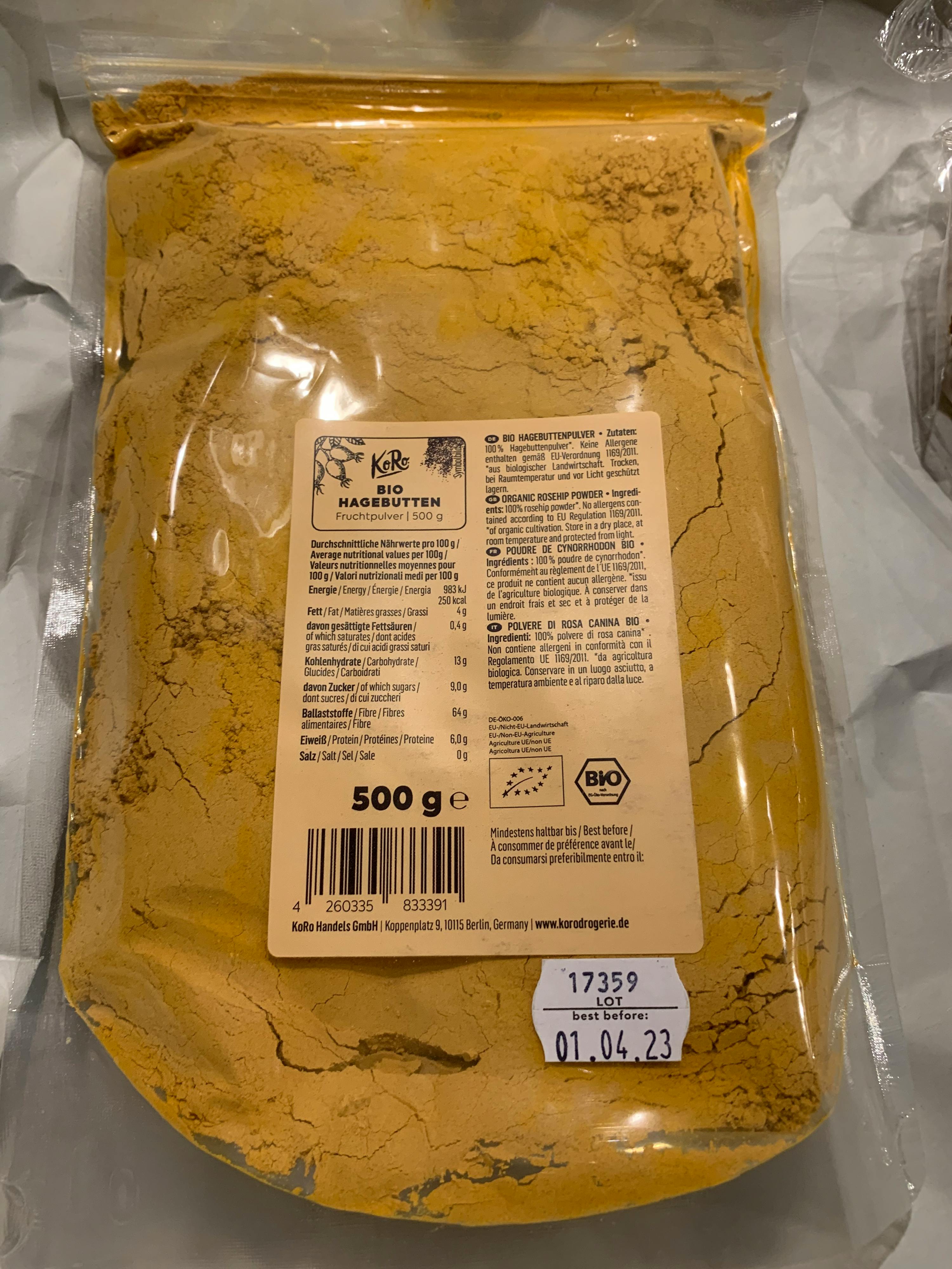 un sac en plastique contient 500 g de poudre de curcuma bio