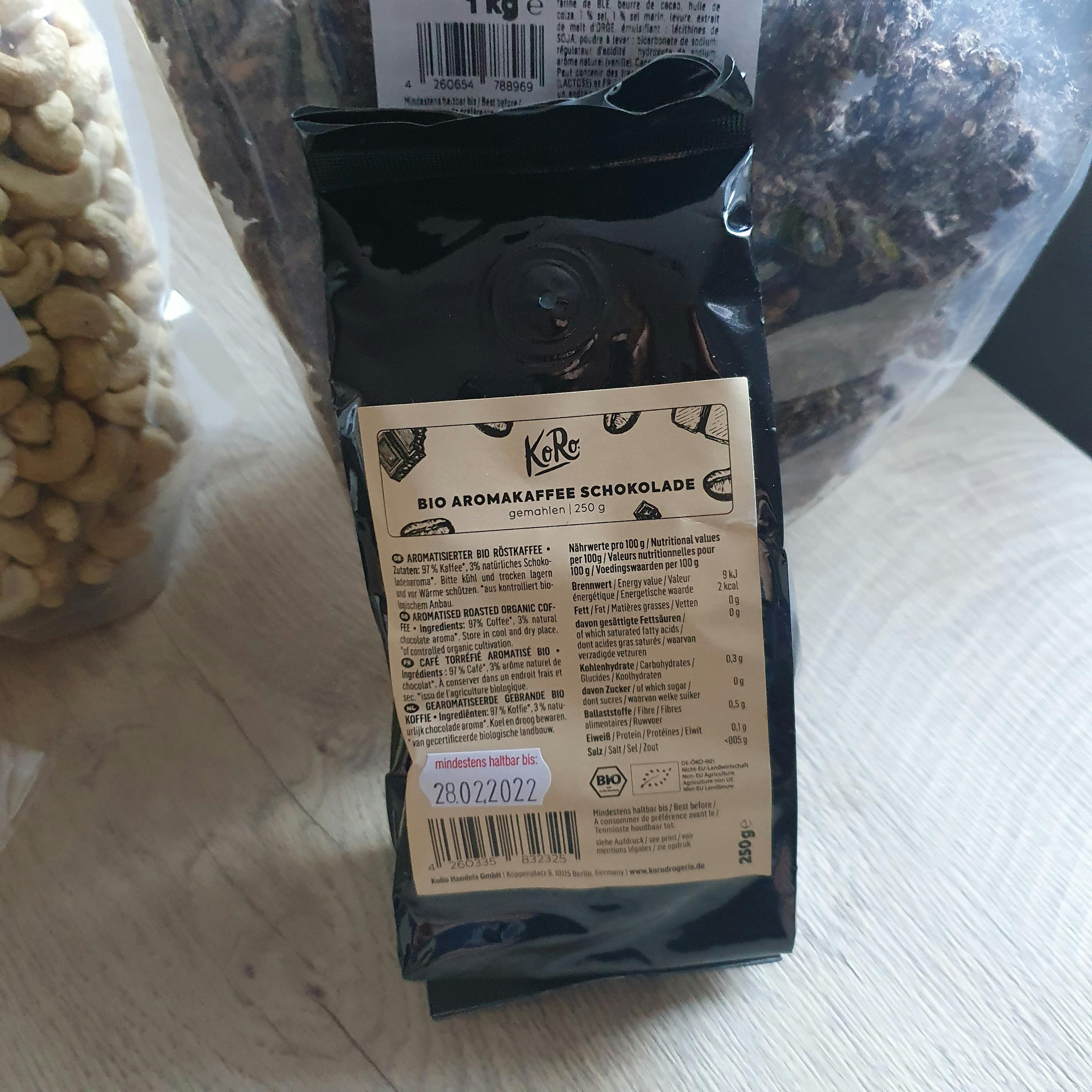 eine Schachtel Bio-Aromakaffee-Schokolade liegt auf einem Tisch