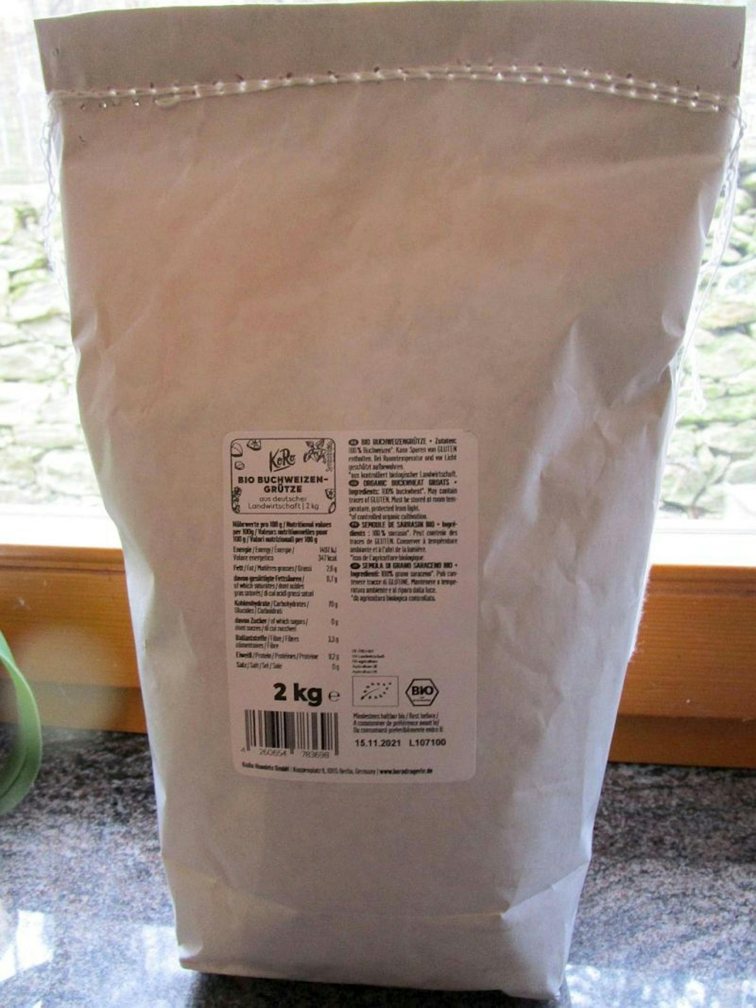 un sac de farine bio est assis sur une table devant une fenêtre