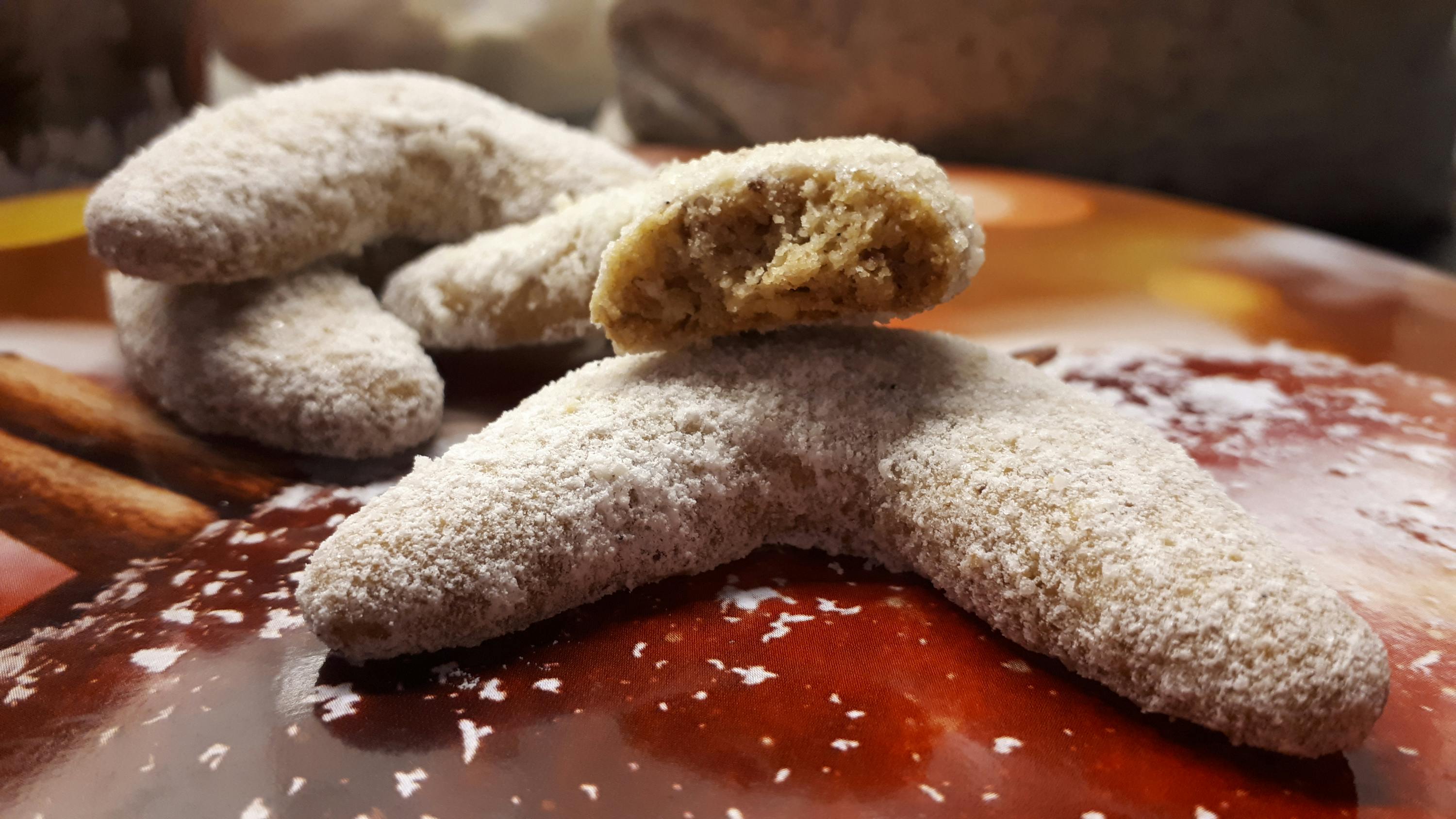 un primo piano di un biscotto su un piatto rosso