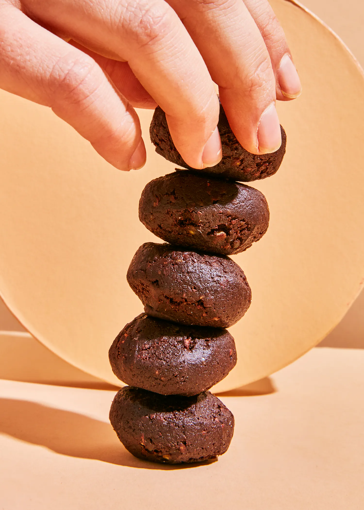 une pile de biscuits au chocolat empilés les uns sur les autres