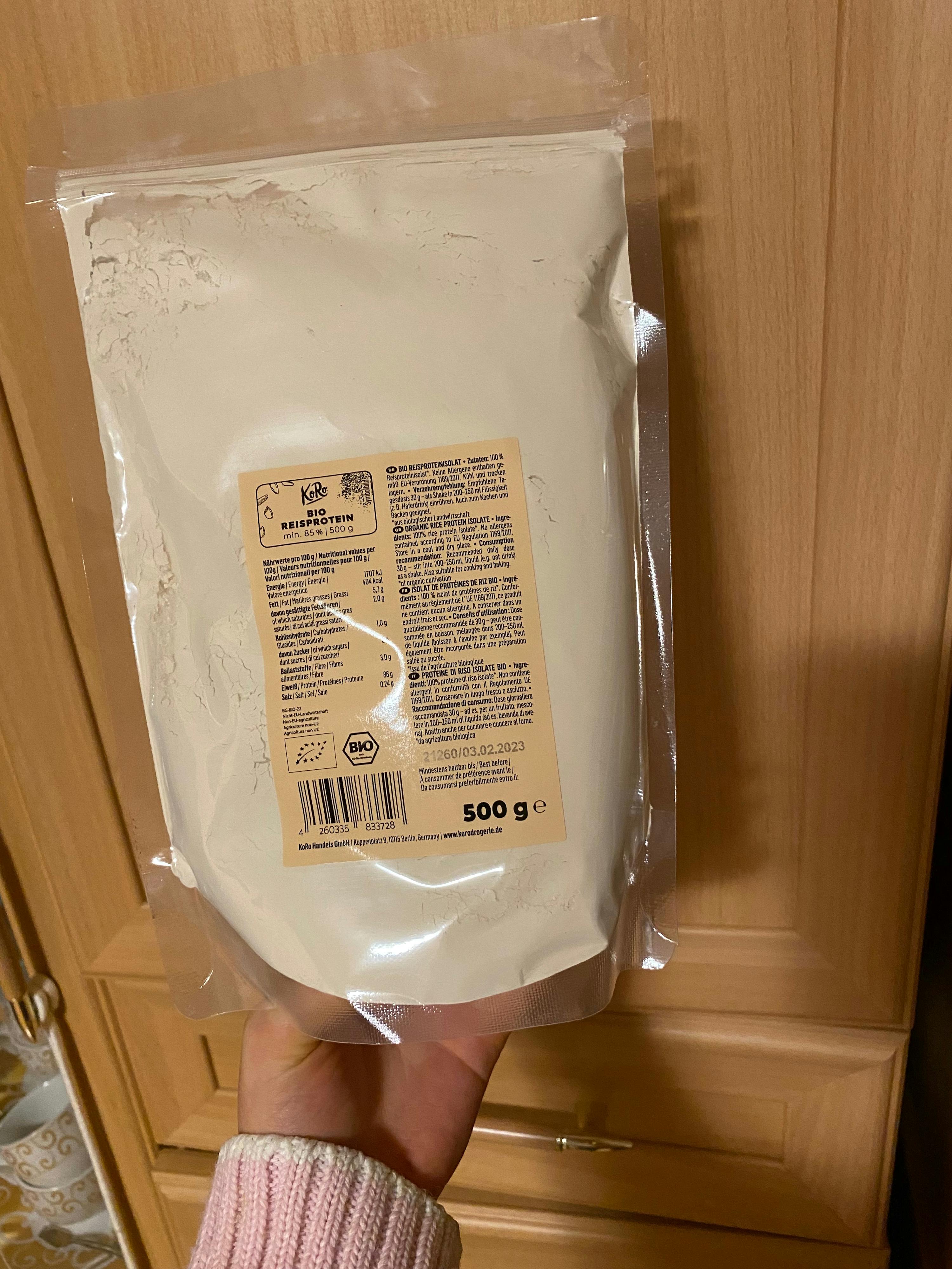 eine Person hält einen Plastikbeutel mit einem Etikett auf der Rückseite