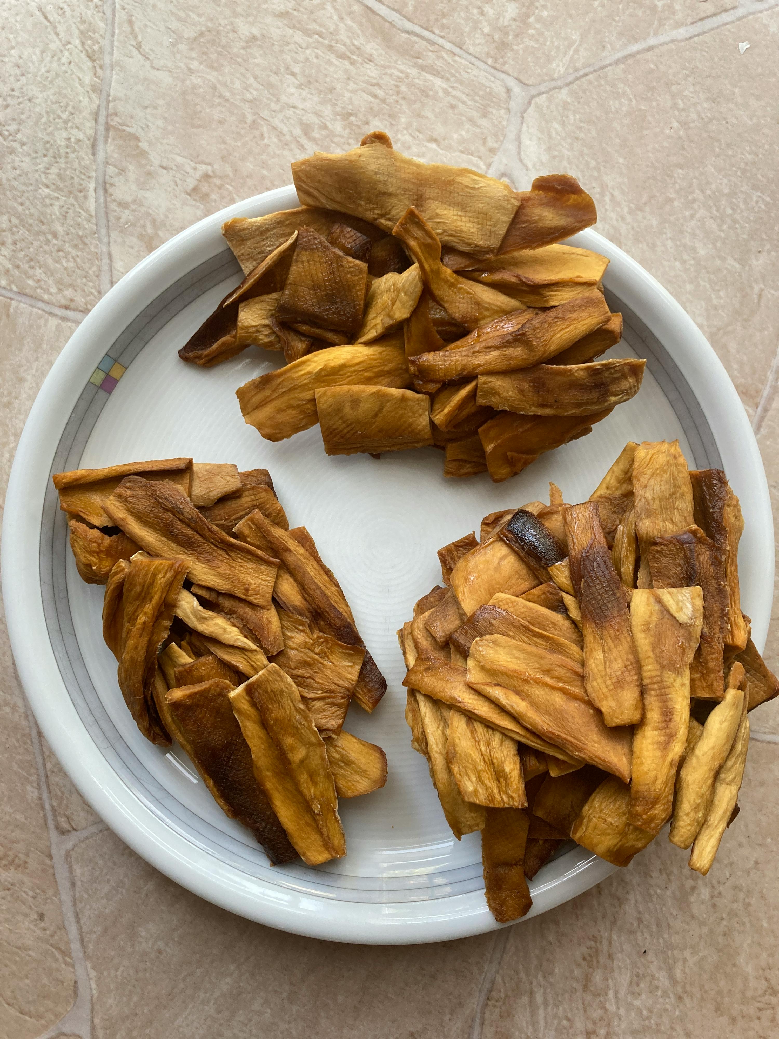 une assiette blanche remplie de frites de fruits séchés