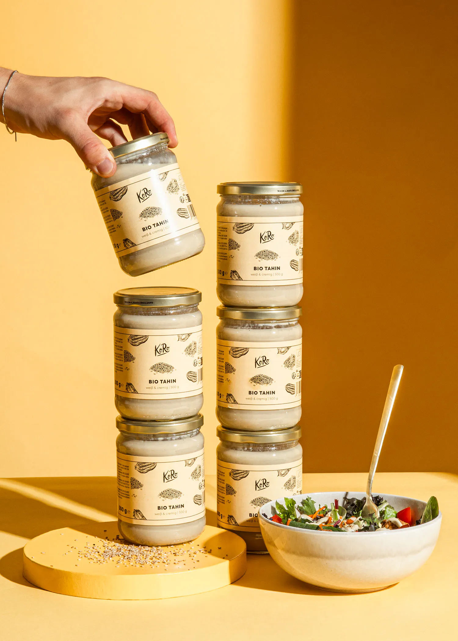 un tas de bocaux empilés l' un sur l' autre avec l' étiquette bio tahin