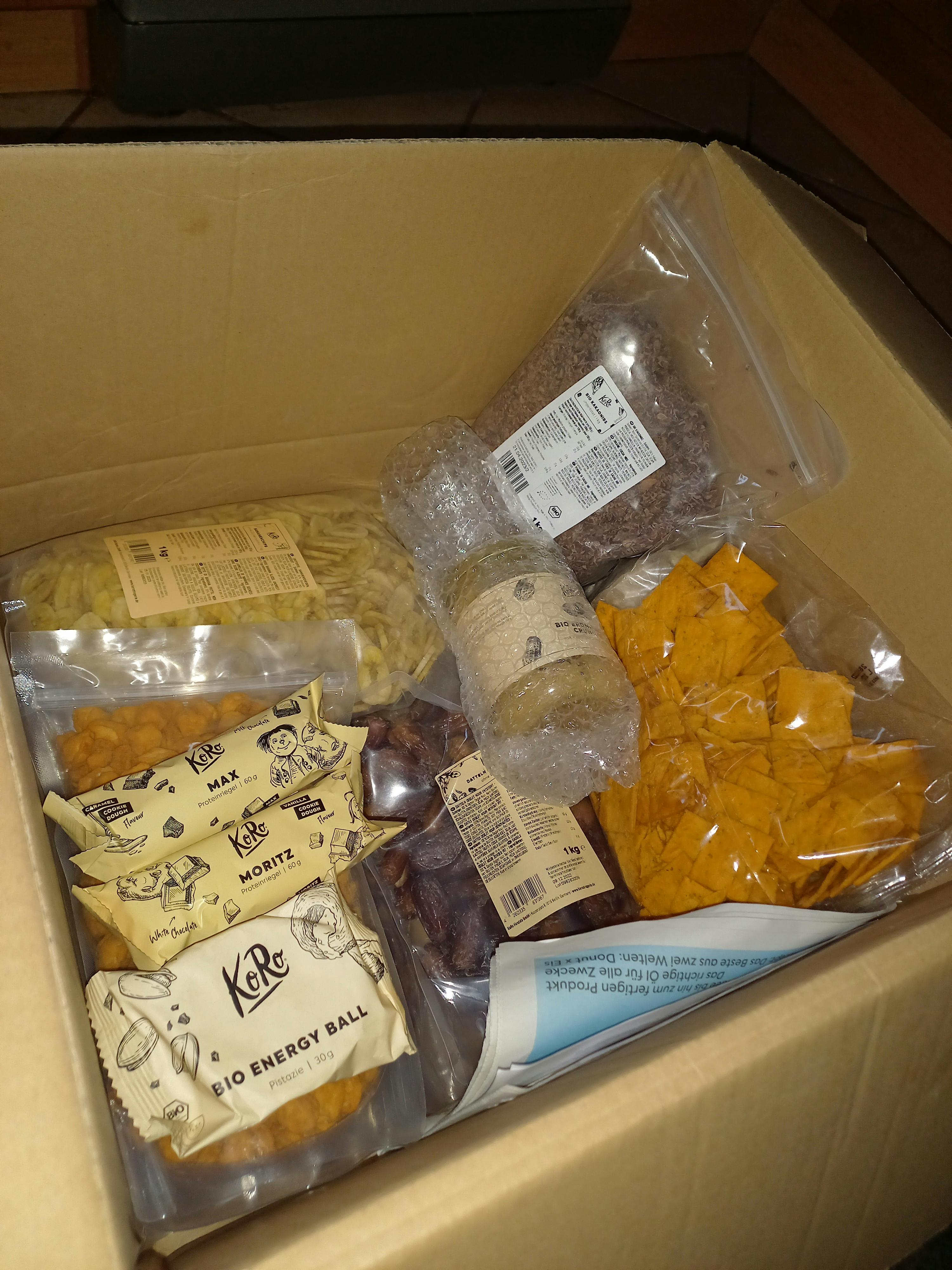una scatola piena di diversi tipi di snack e un sacchetto bio energy salt