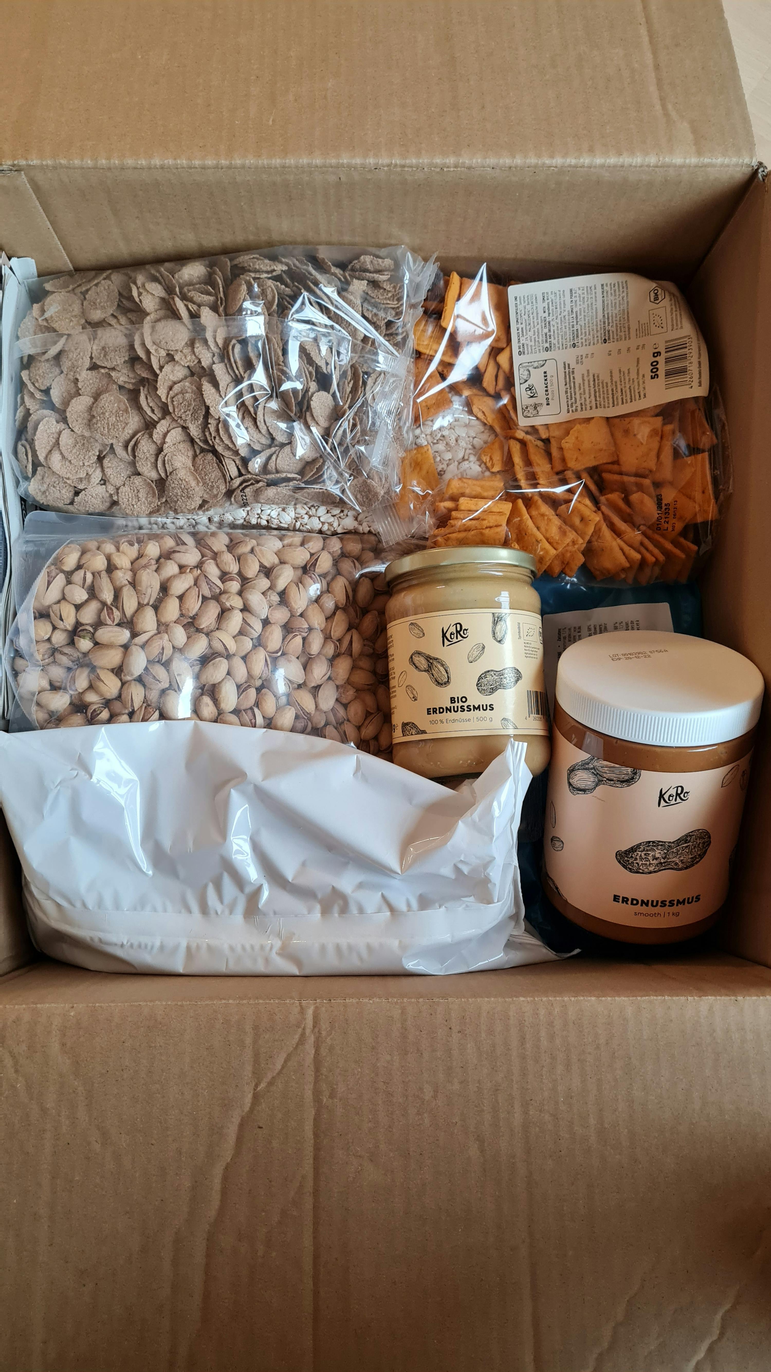 eine Schachtel mit verschiedenen Lebensmitteln und einer Dose Erdnussbutter