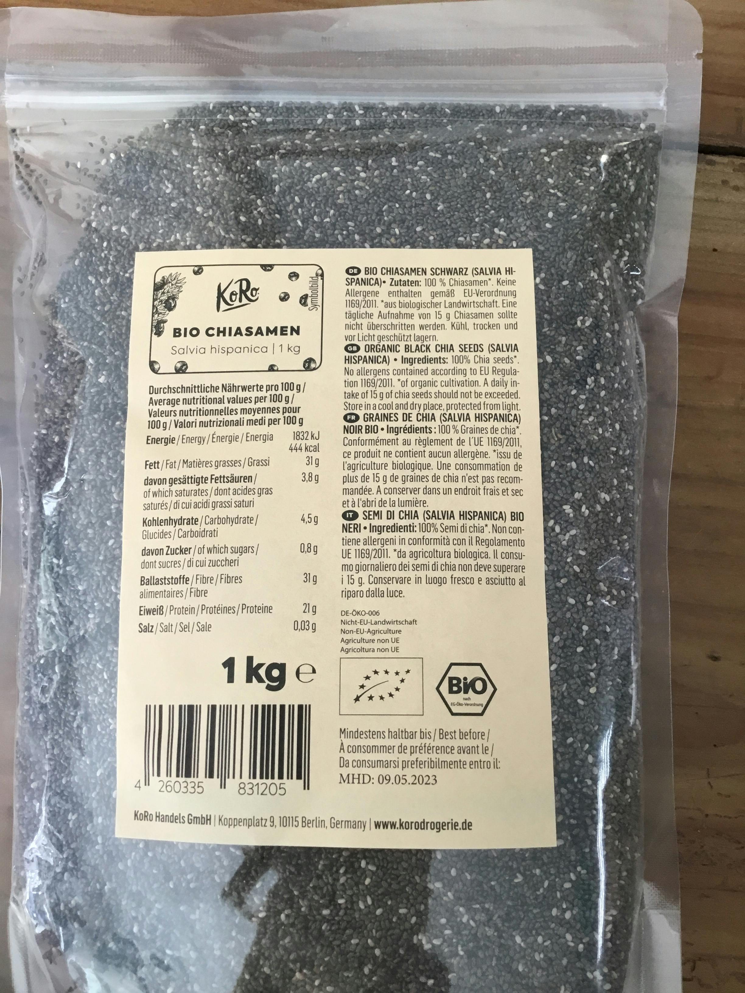 die Rückseite einer Plastiktüte mit chiasamen steht auf einem Holztisch