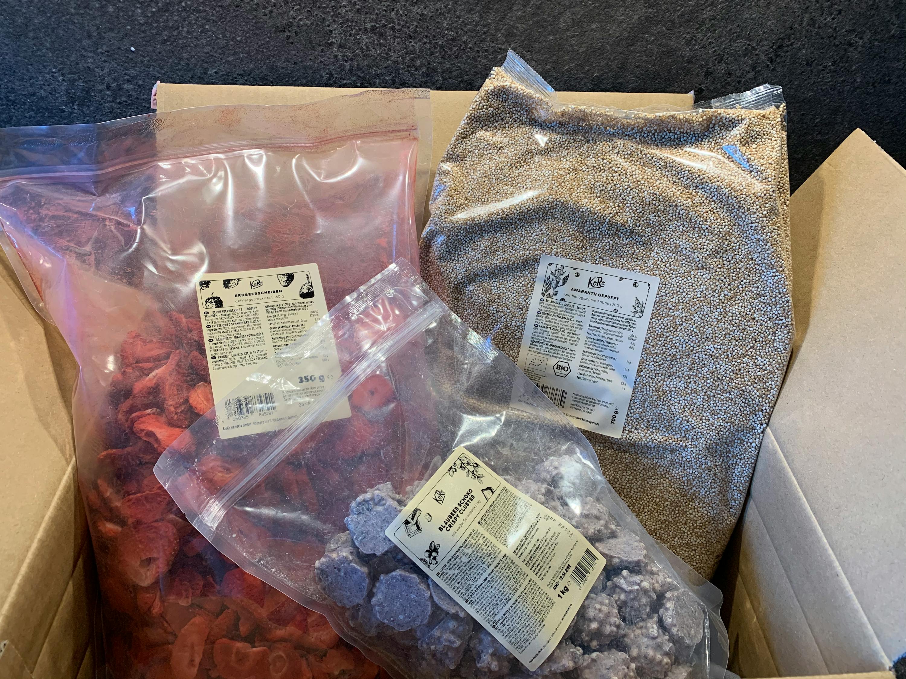 eine Schachtel mit verschiedenen Arten von Lebensmitteln mit einem Etikett , das sagt " trockenfrüchte " ..