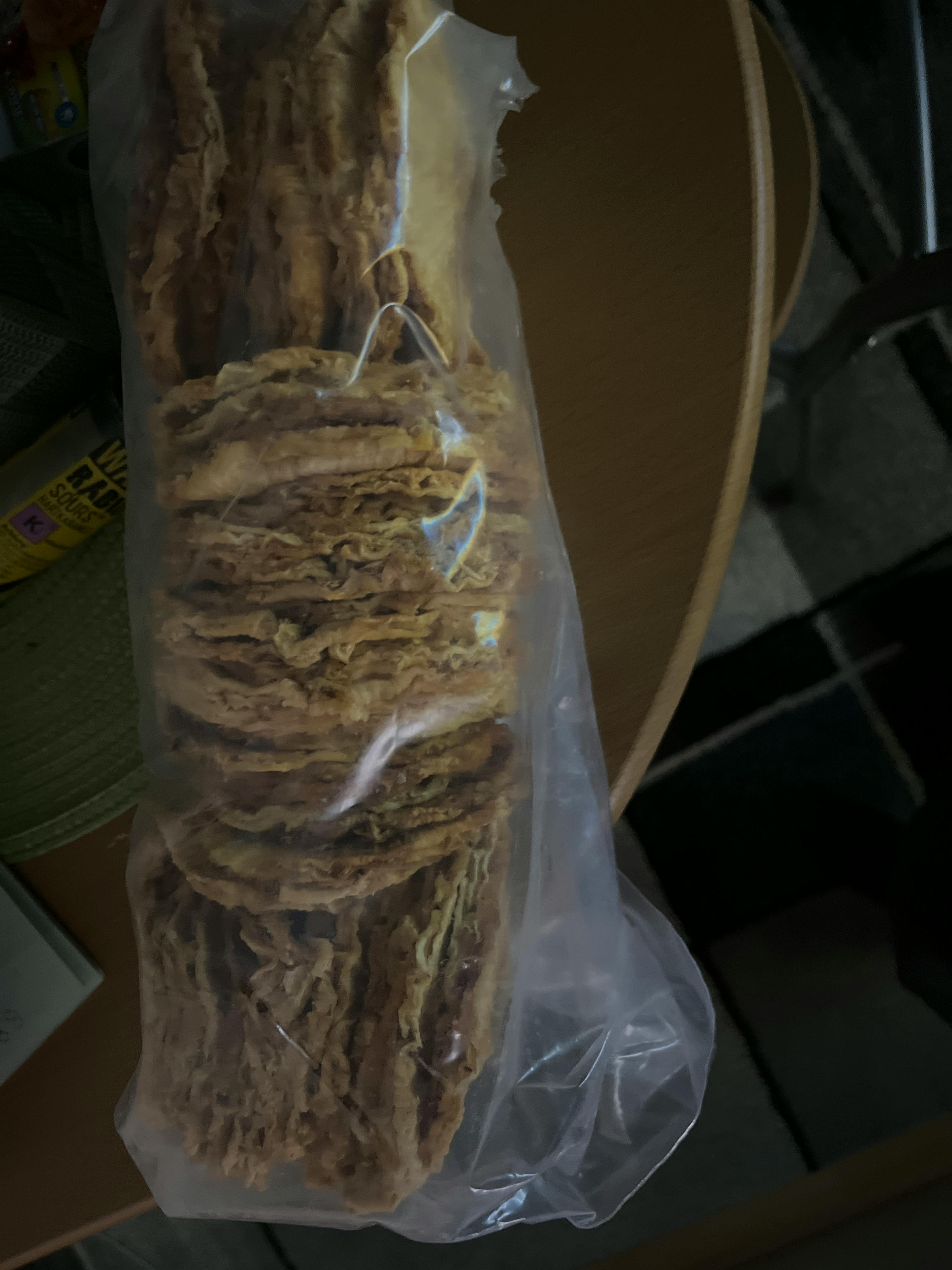 un sacchetto di cibo è seduto su un tavolo