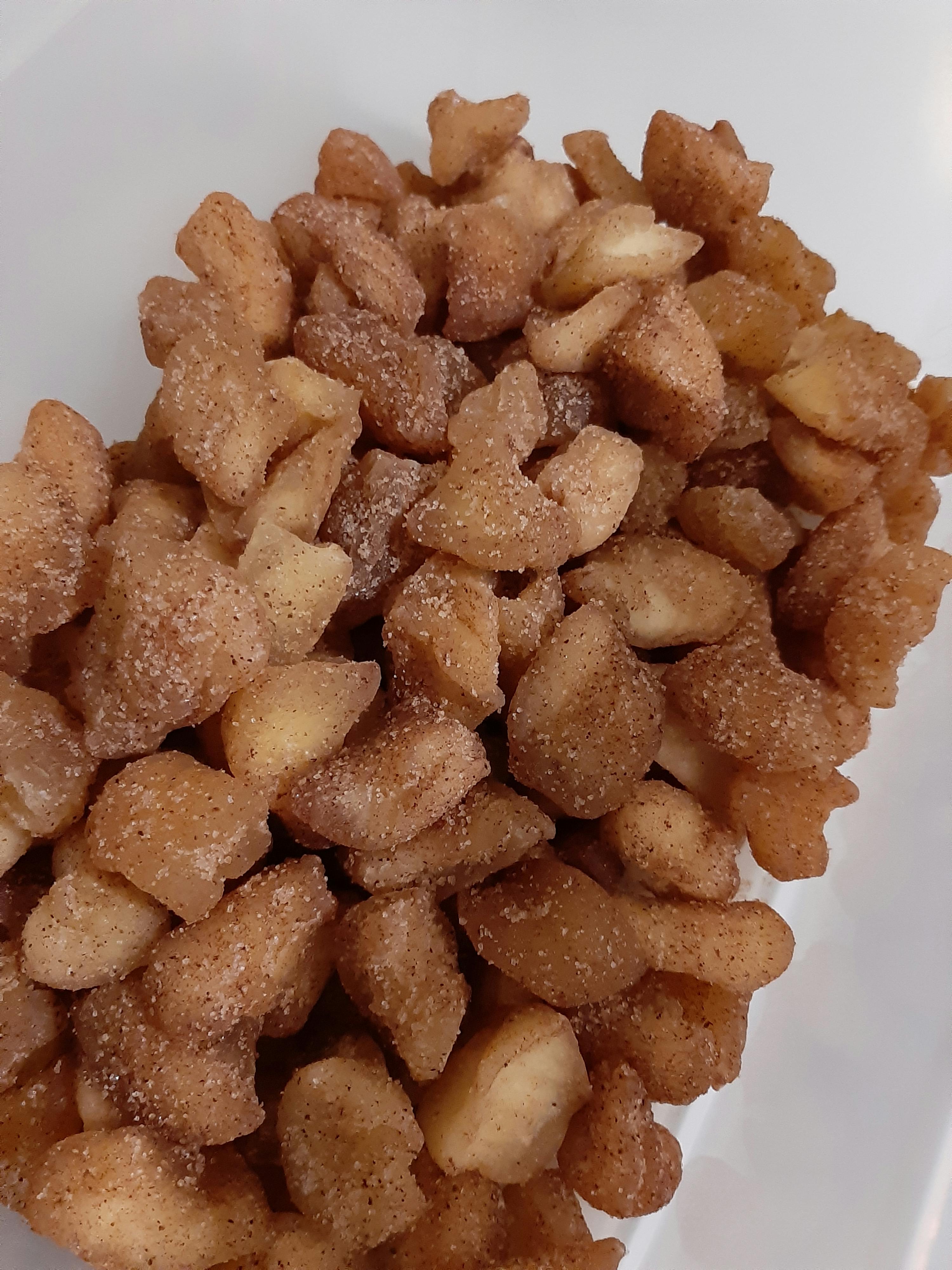 un tas de pommes frites avec du sucre et de la cannelle