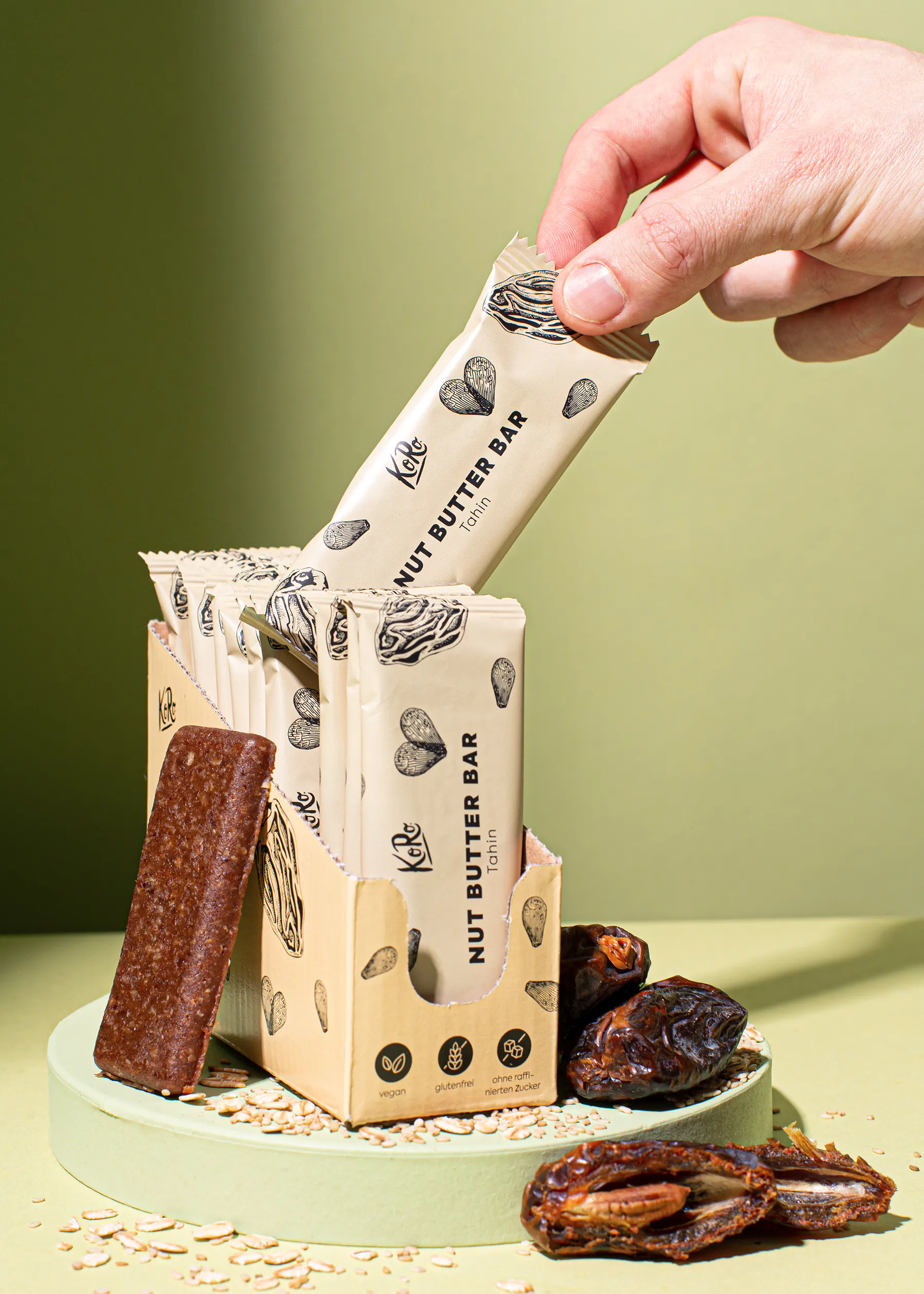 une personne prend une barre de beurre de noix kale