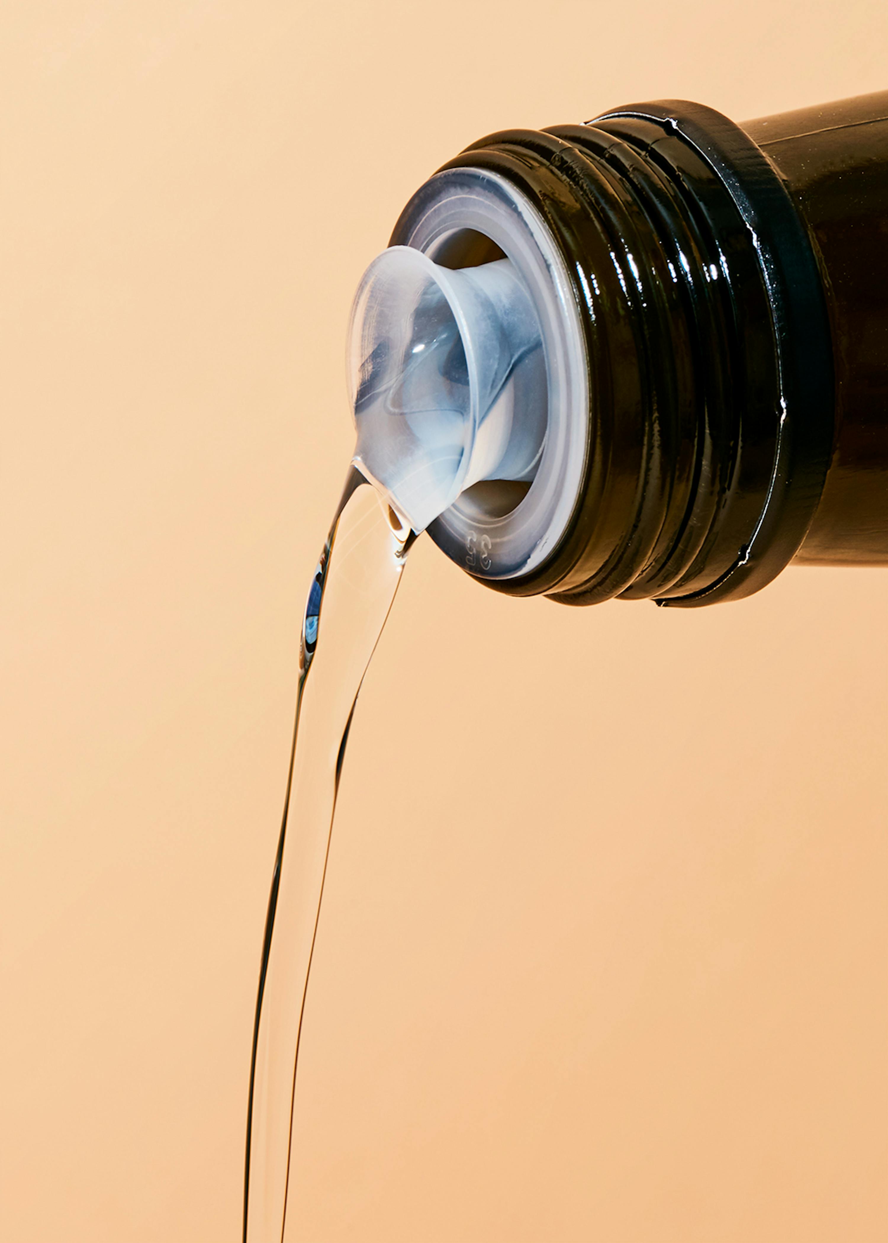 Wasser wird aus einer Flasche gegossen und der Deckel zeigt die Nummer 88