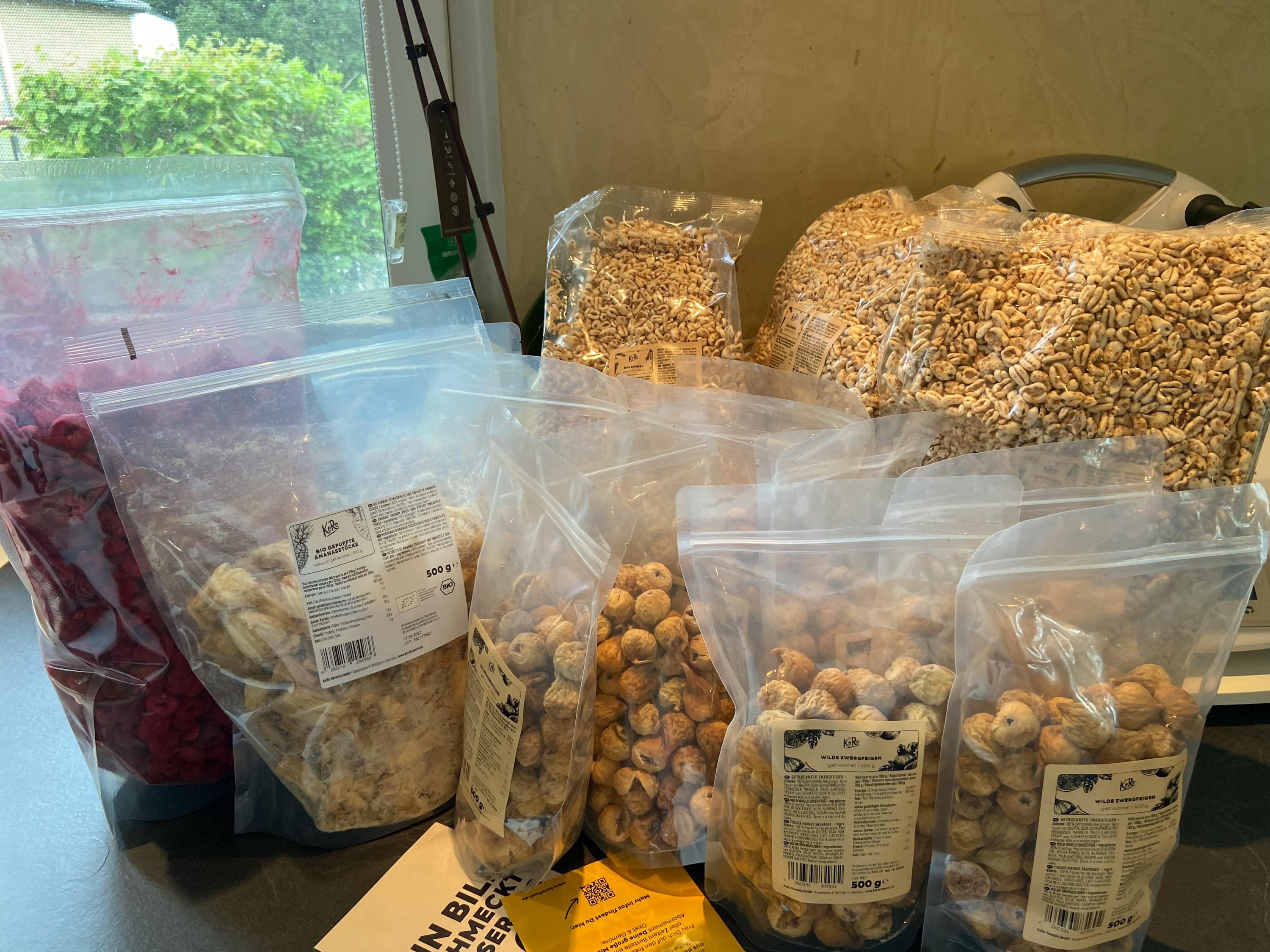 plusieurs sacs de nourriture sont assis sur une table