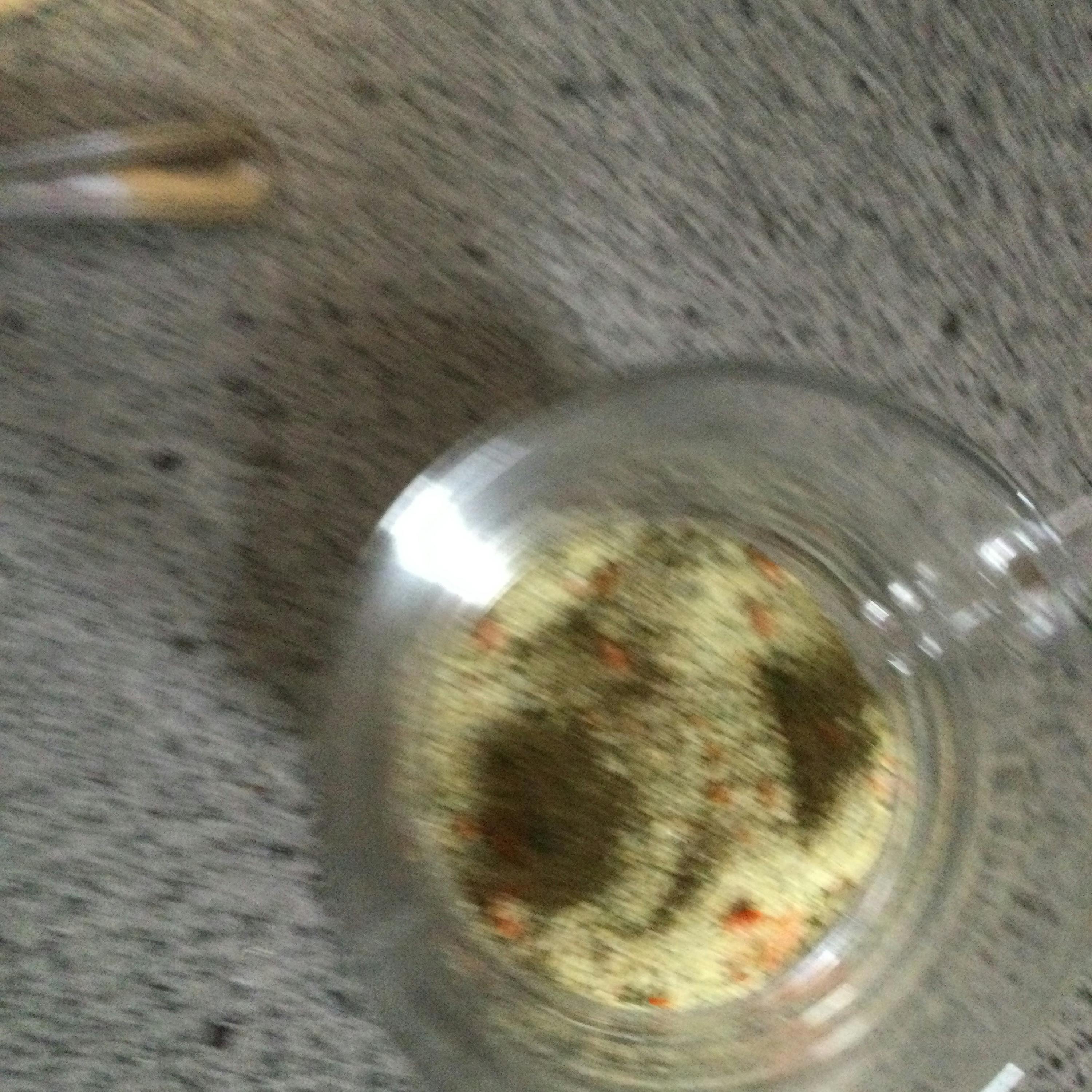 un primo piano di una ciotola di cibo su un tappeto grigio