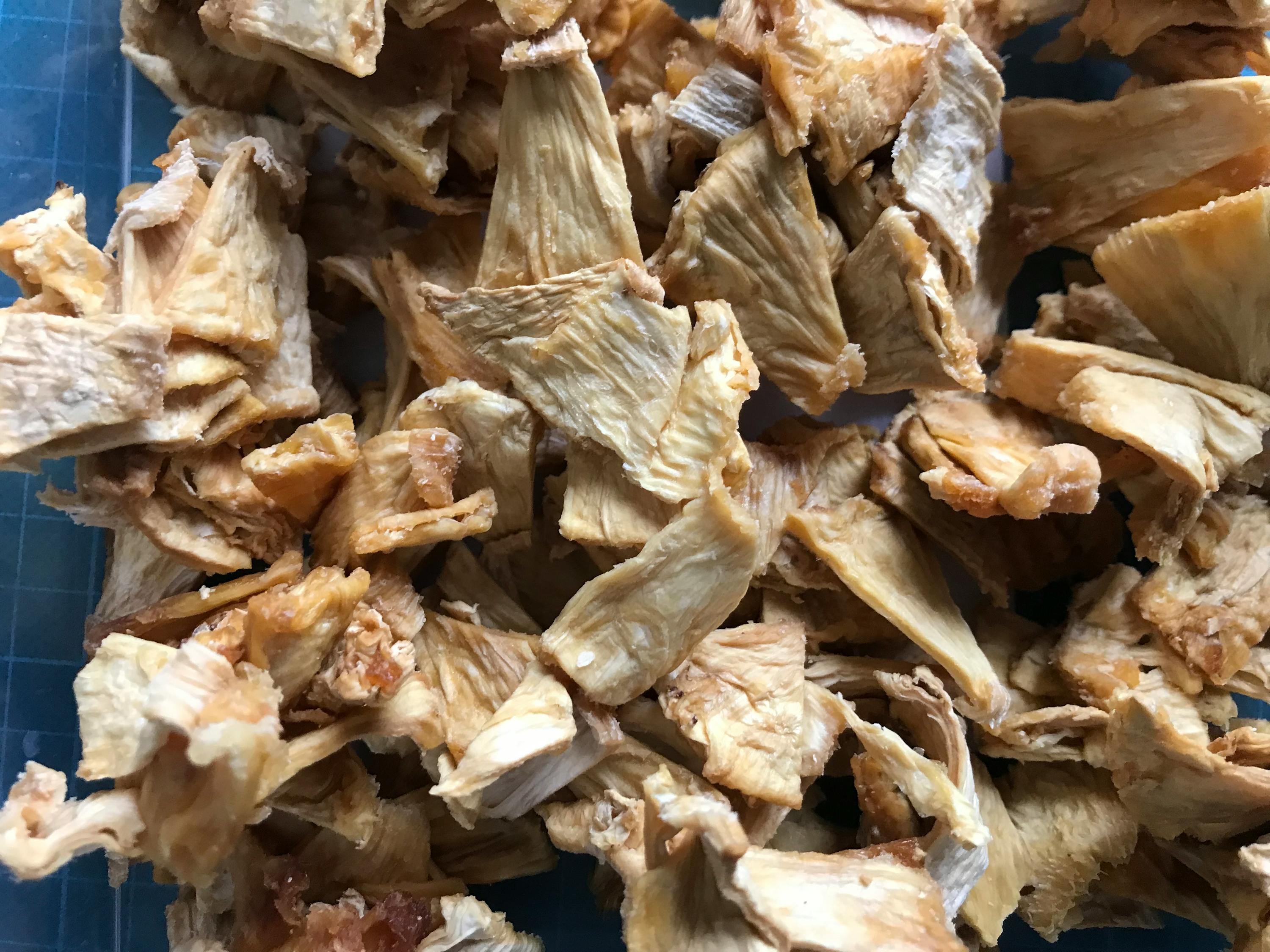 ein Haufen getrockneter Fleischstücke liegt auf einem Tisch