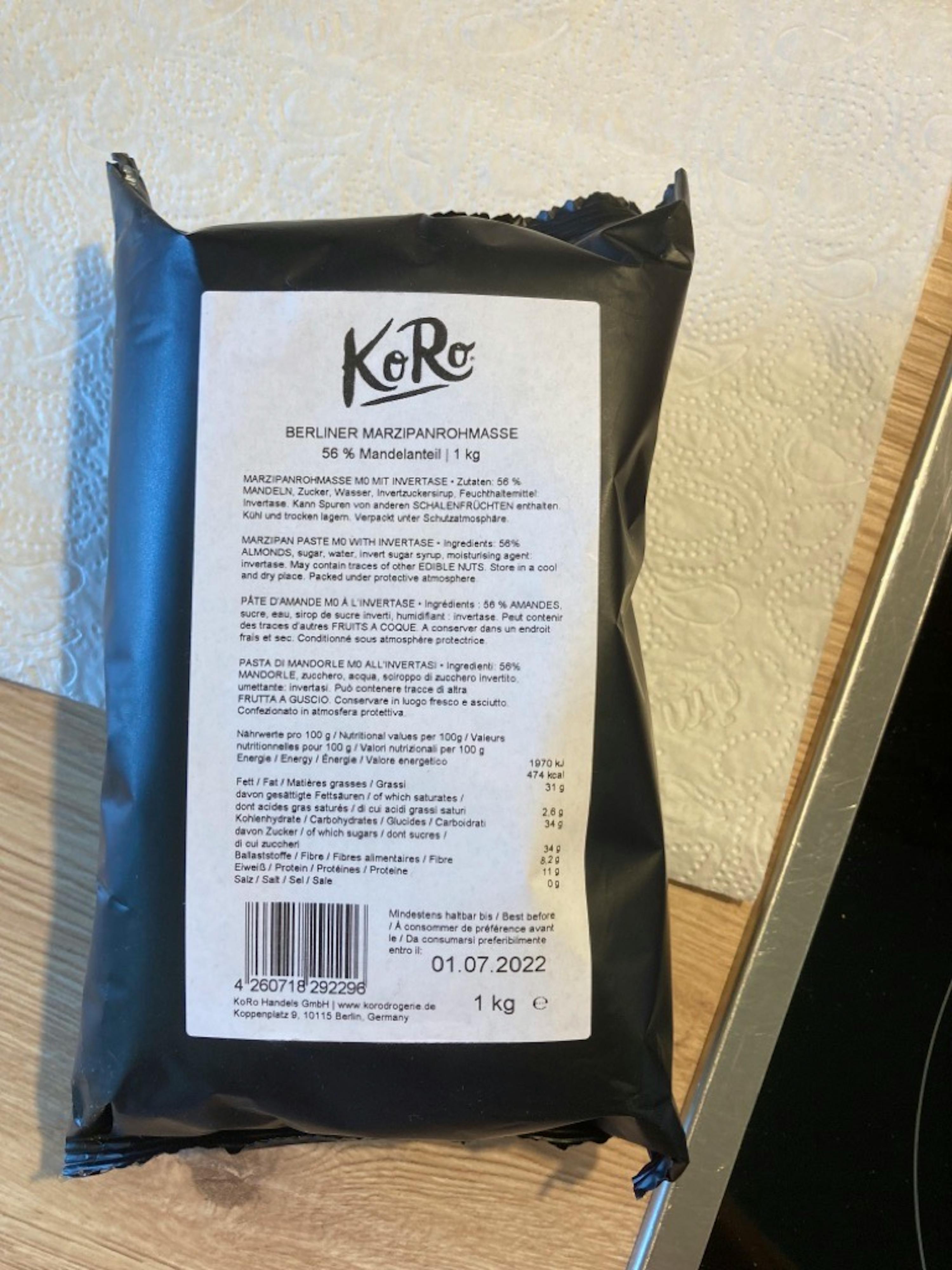 un sac noir avec une étiquette blanche écrite en anglais et en allemand