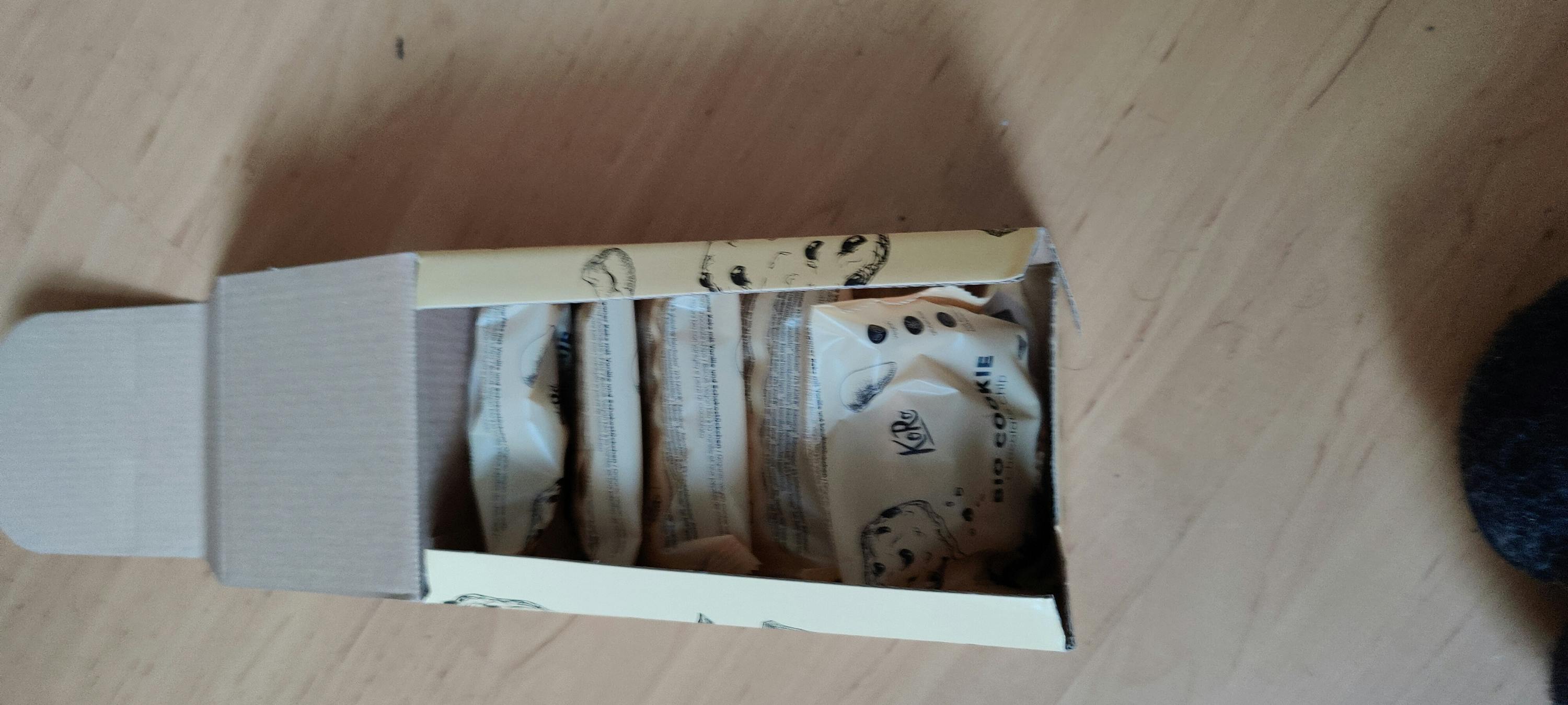 eine Schachtel kekse liegt auf einem holztisch