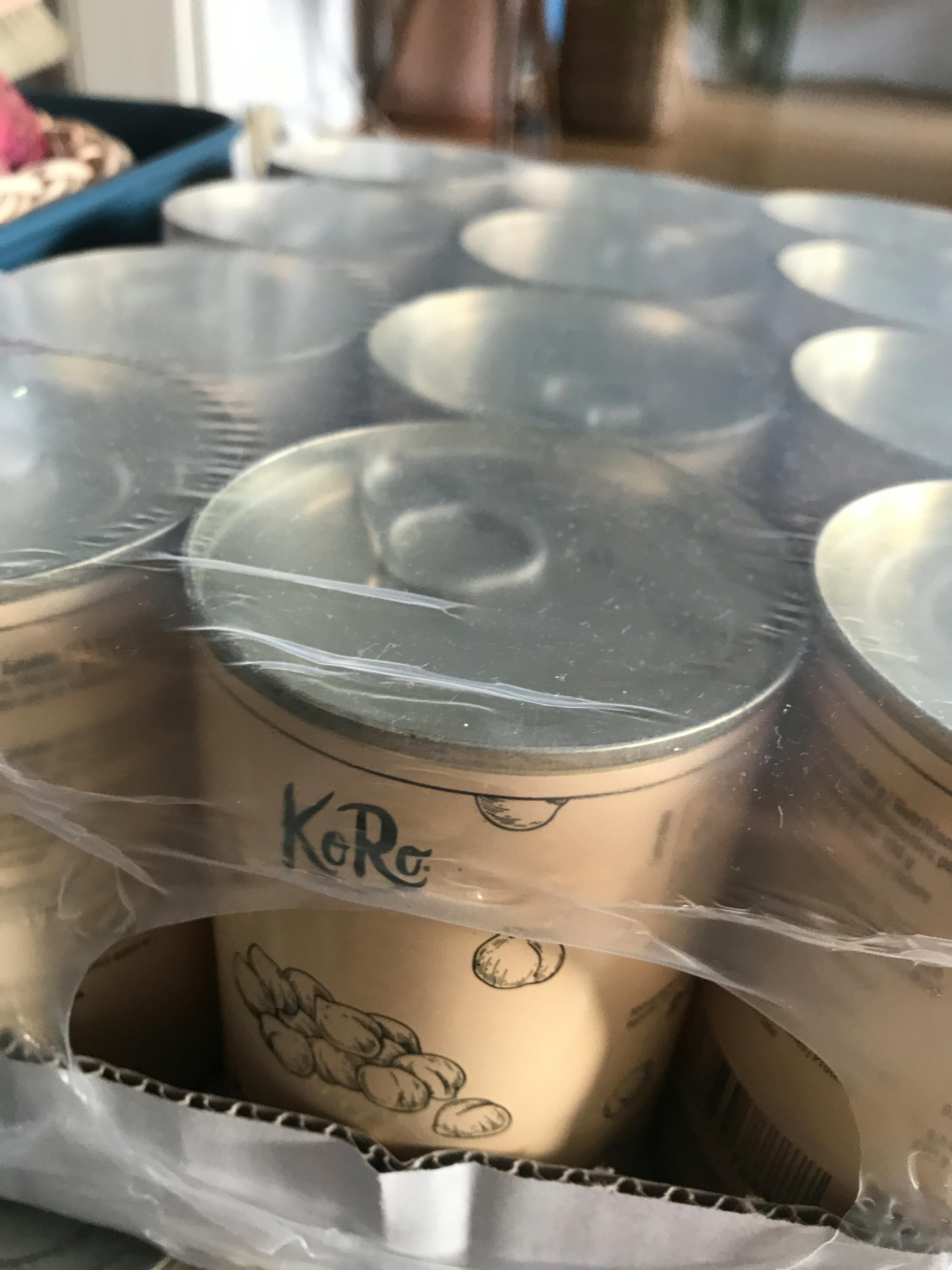 eine Reihe von Plastikbechern mit der Aufschrift " kore " darauf