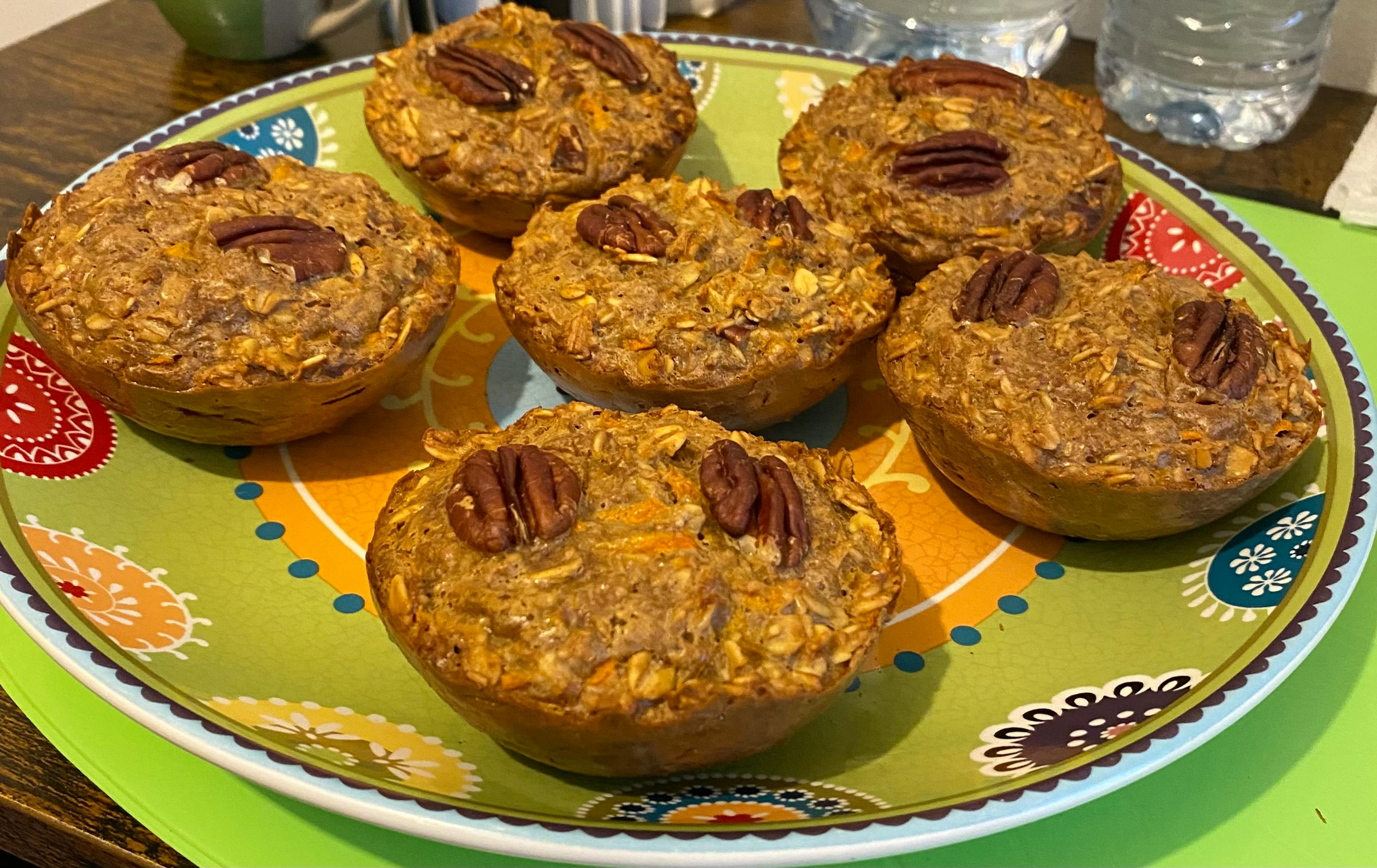 ein Teller mit Cupcakes mit Pekannüssen darauf