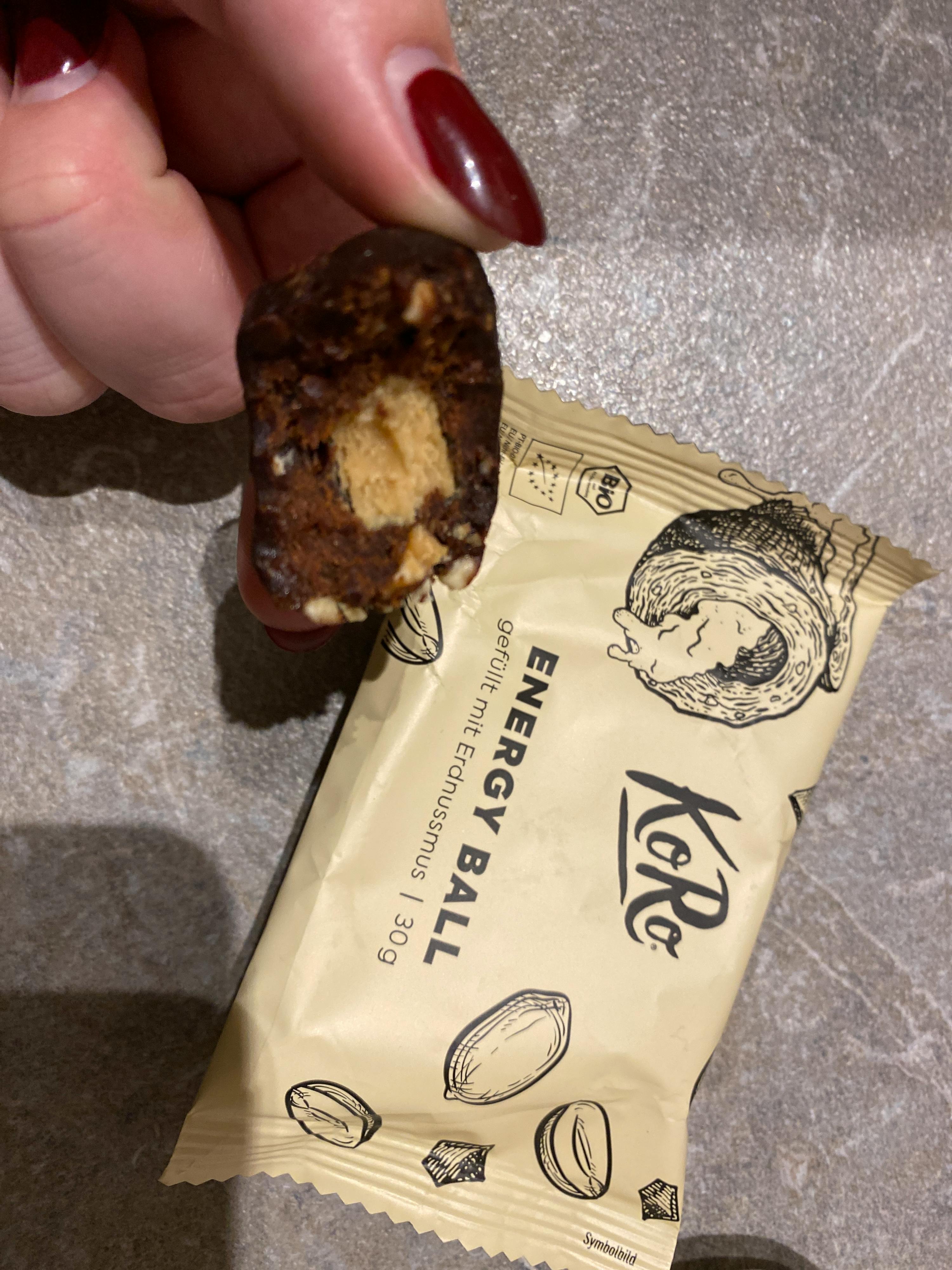 eine Person hält einen energy ball in der Hand