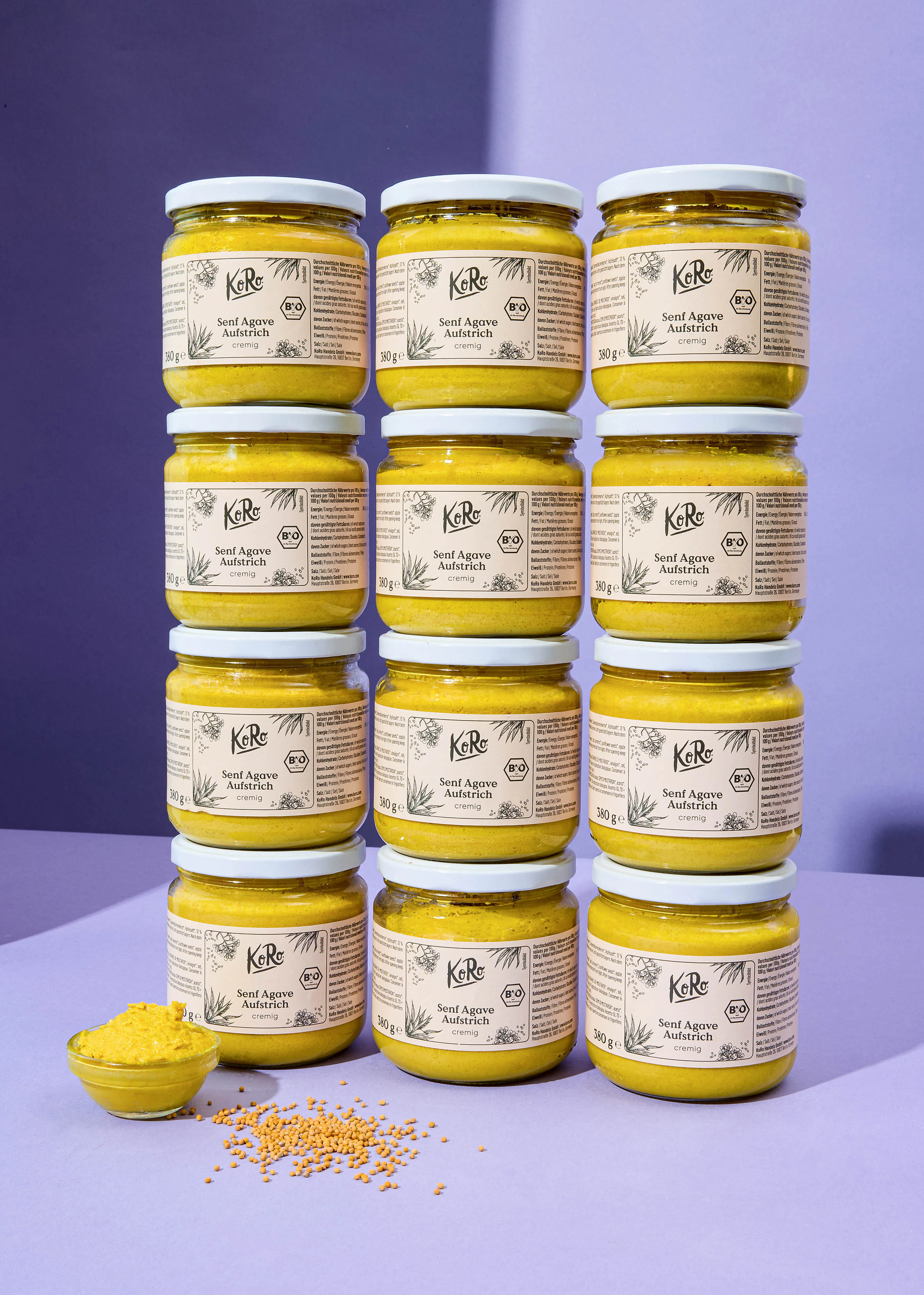 eine Reihe von Gläsern mit Koriander auf einem Tisch gestapelt