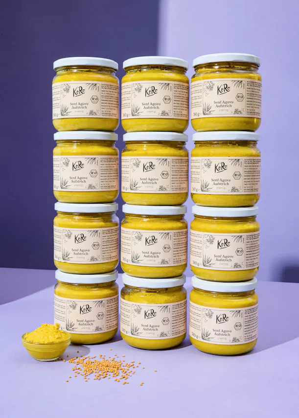 eine Reihe von Gläsern mit Koriander auf einem Tisch gestapelt